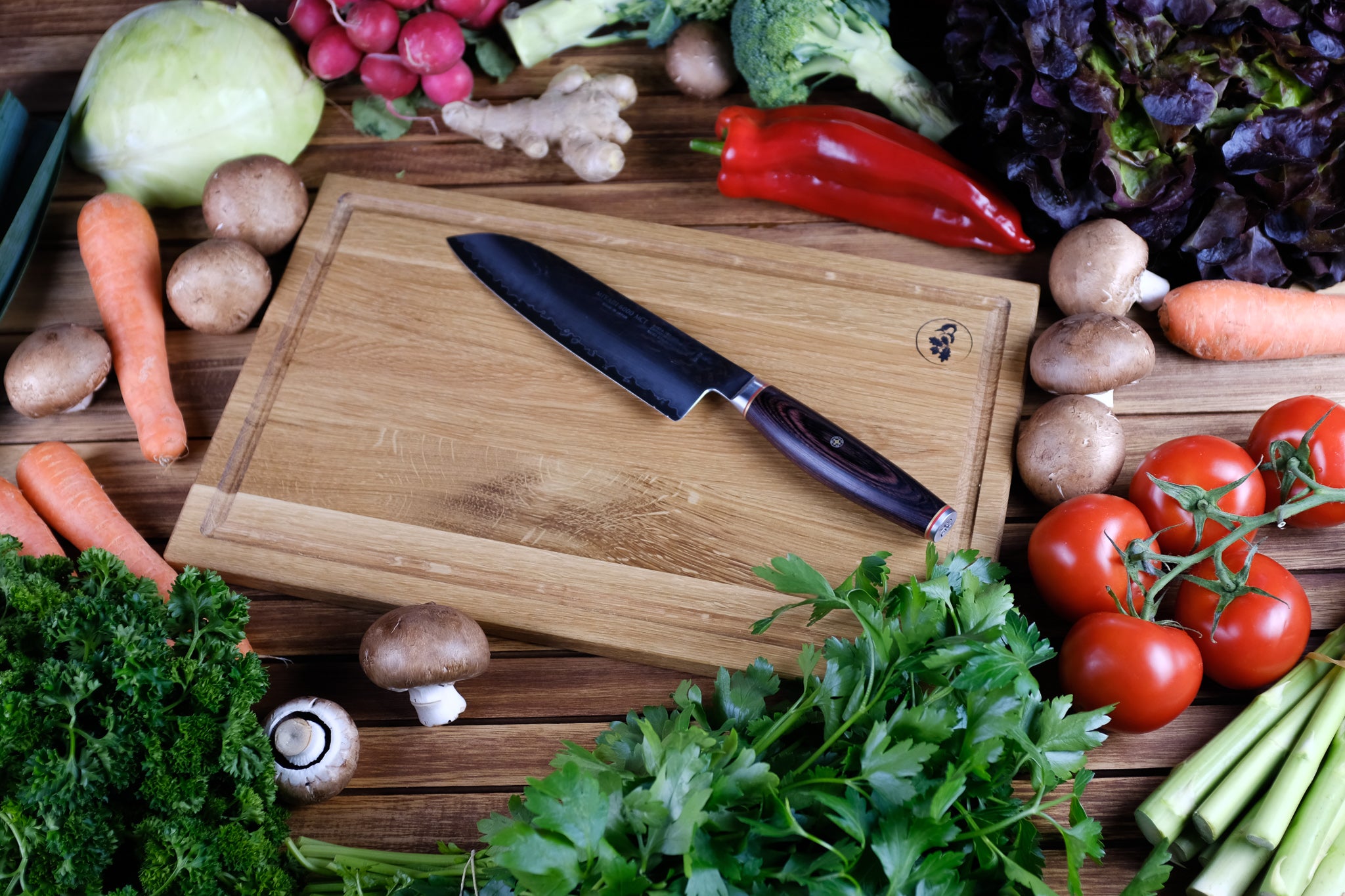 Schneideblock mit Griff und Messer von Gemüse umgeben