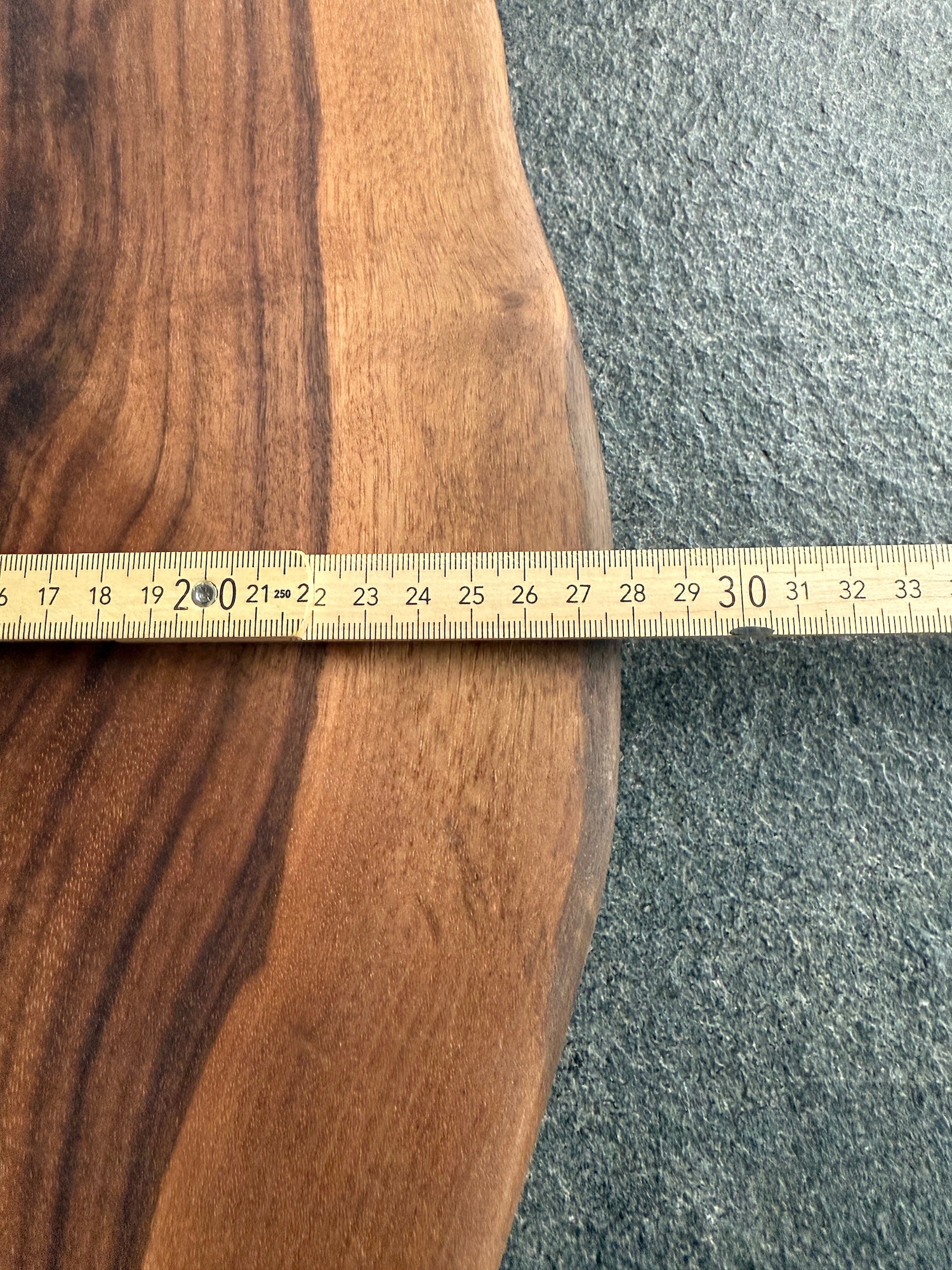 Zollstock auf einem Schneidebrett von Spessartbrett