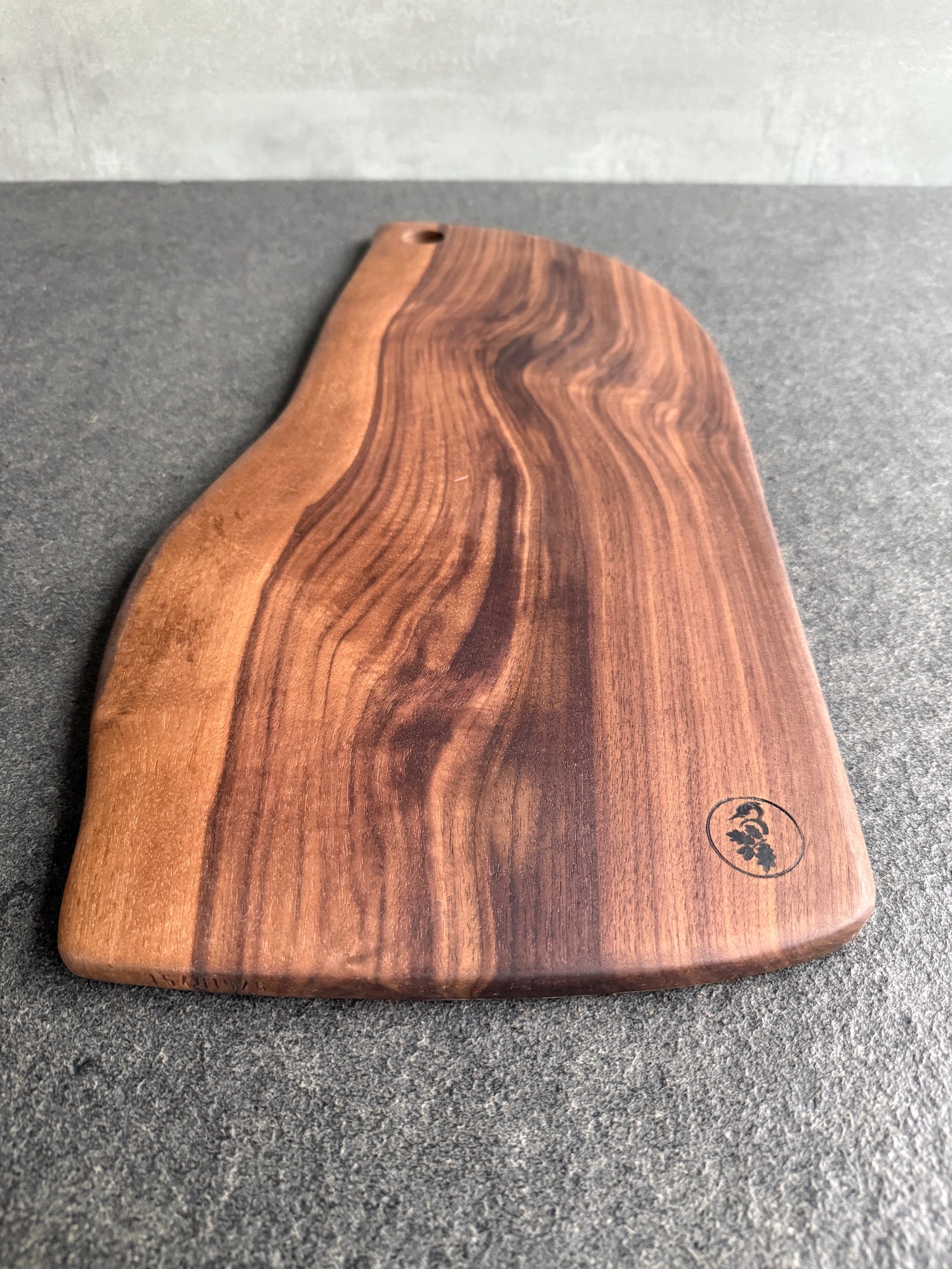 Liegendes Nussbaum Sevierbrett aus einem Stück Vollholz