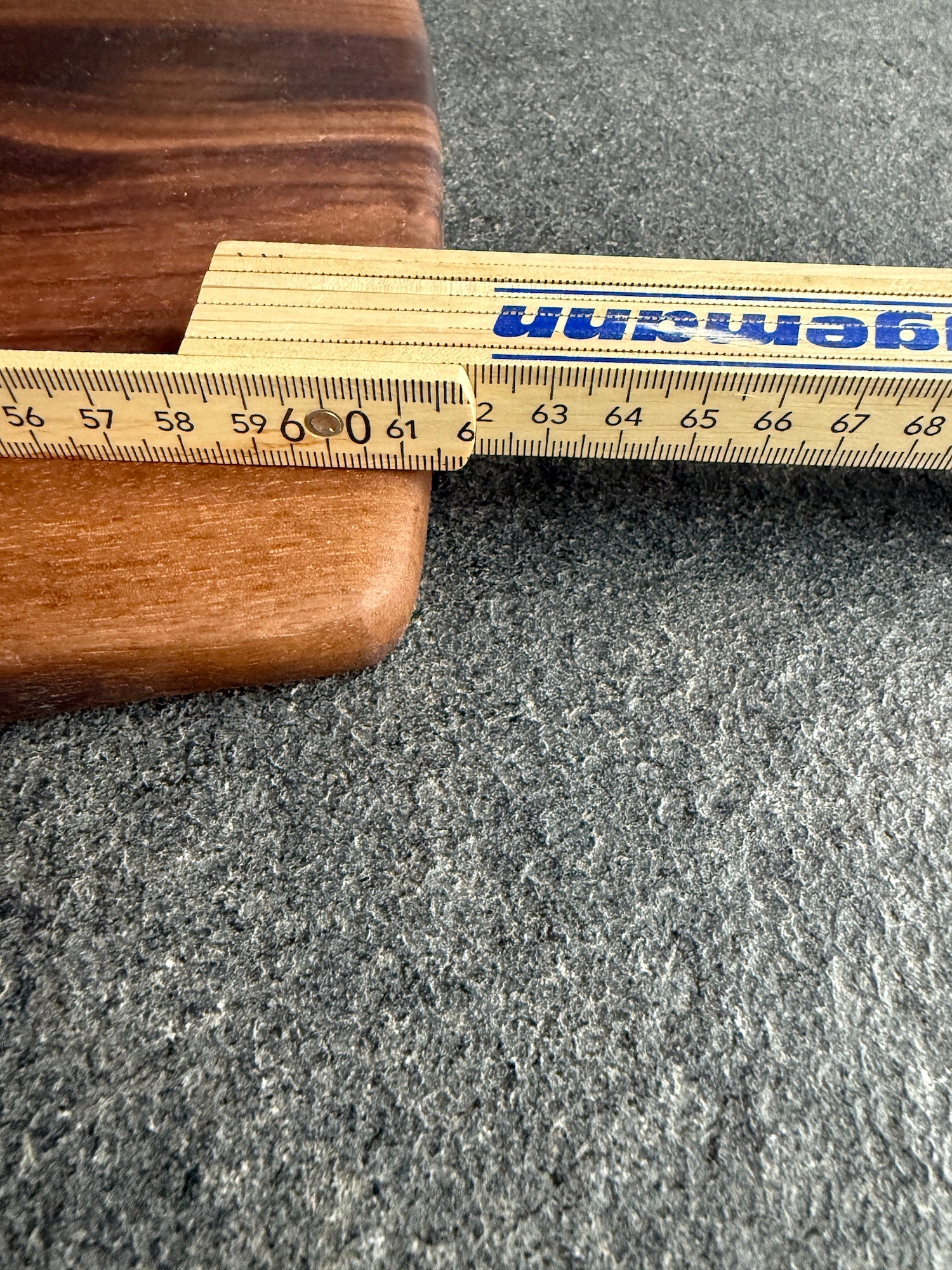 Zollstock mit Längenangabe auf einem Spessartbrett Schneidebrett