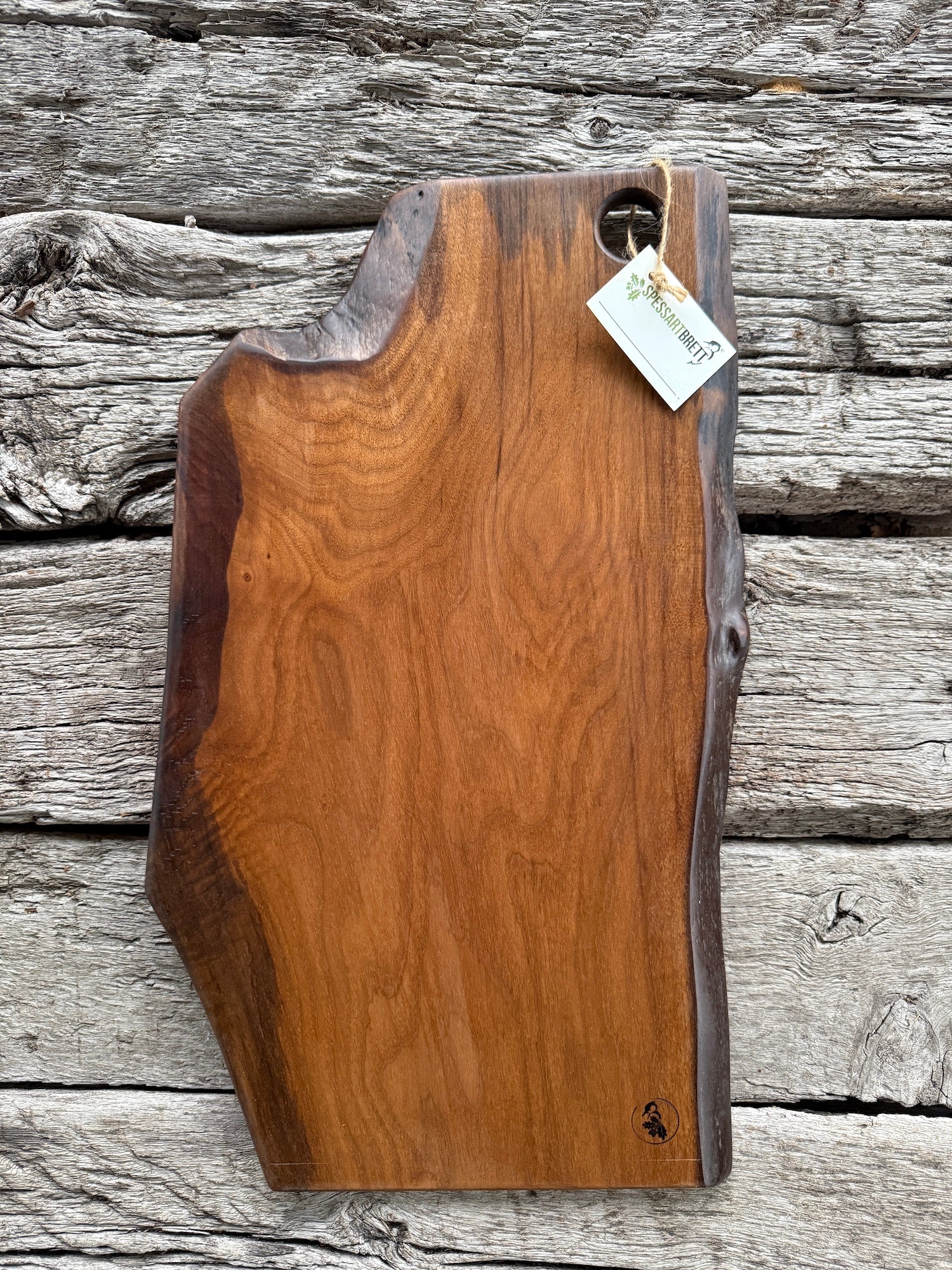 Nussbaum Servierbrett mit Baumkante
