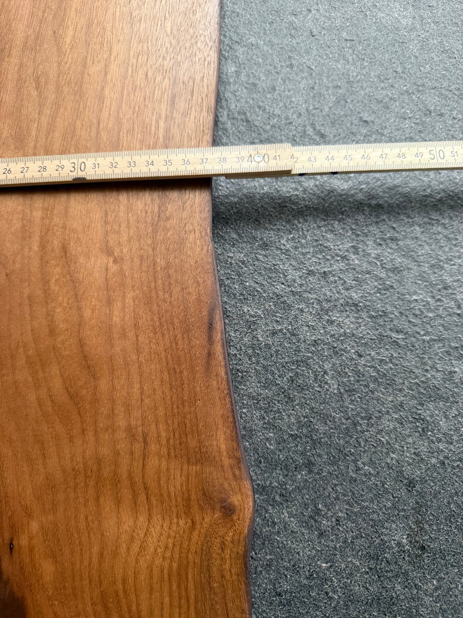 Zollstock auf Schneidebrett