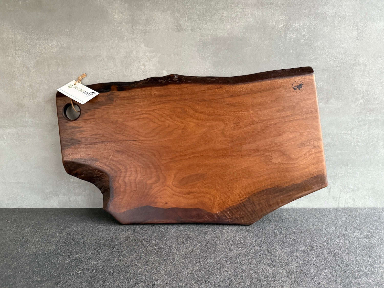 Nussbaum Serviebrett mit Baumkante aus einem Stück Holz