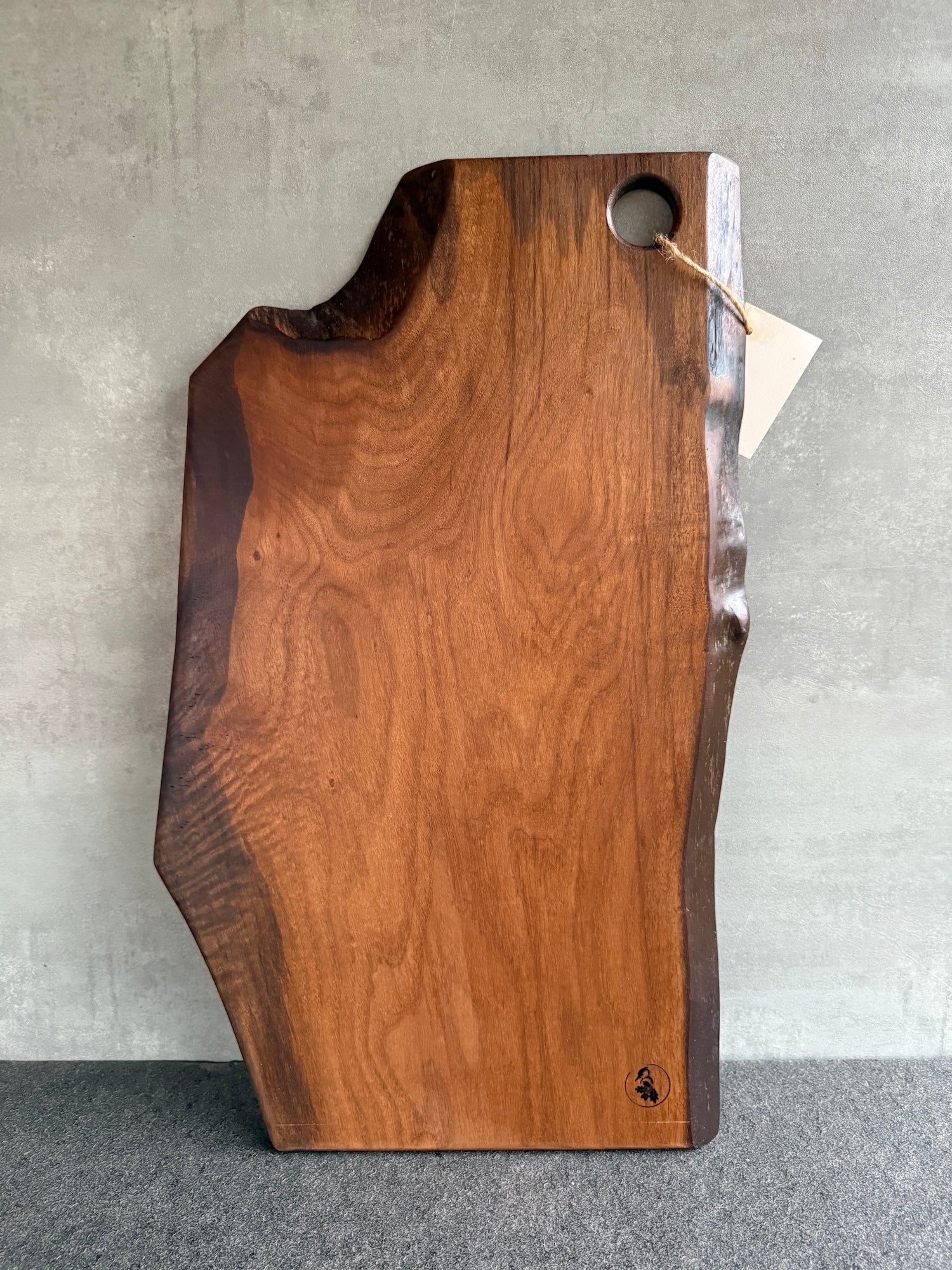 Frontalansicht Schneidebrett Nussbaum aus einem Stück