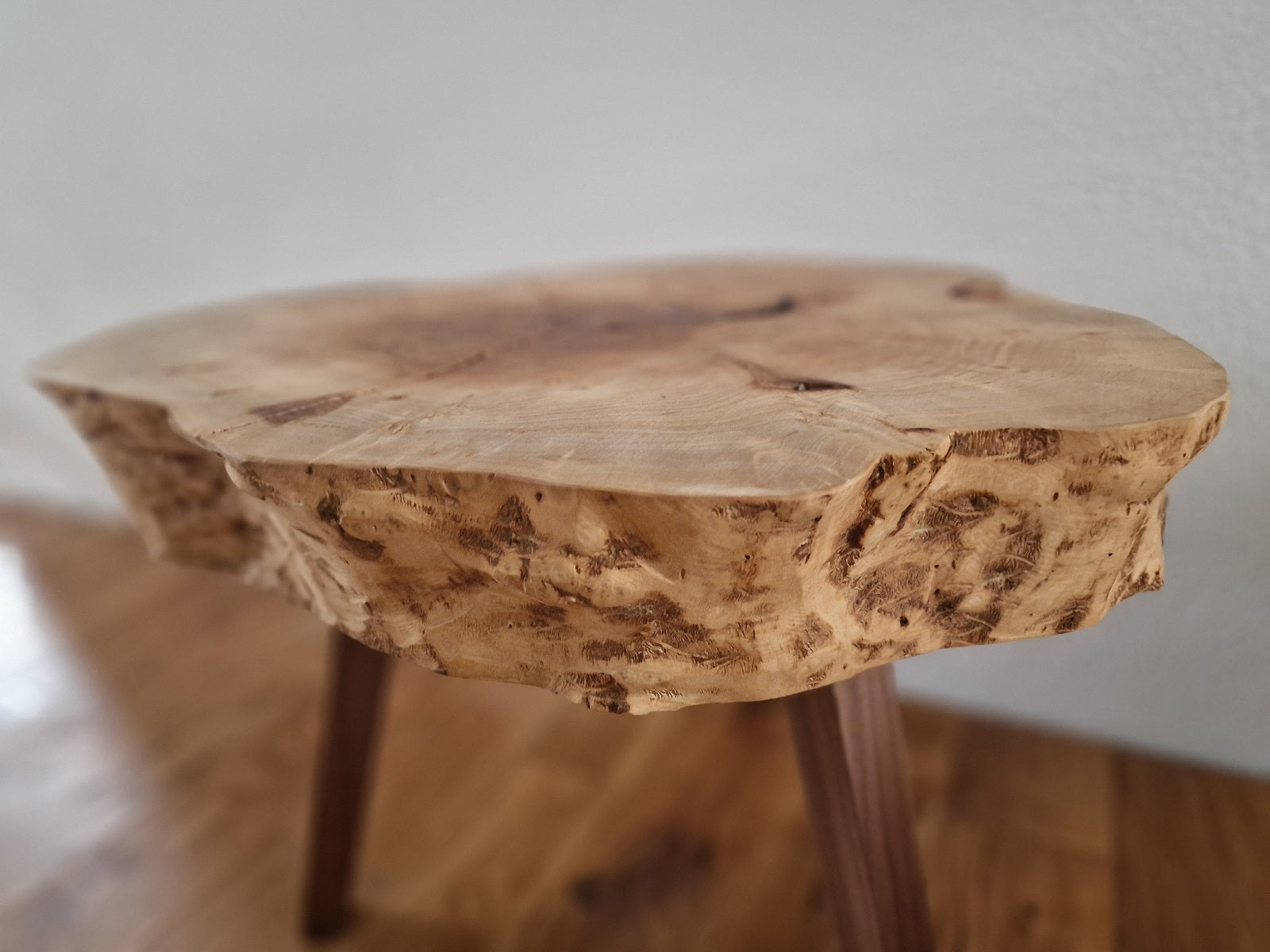 Die umlaufende Baumkante im Detail bei einem Baumkantentisch