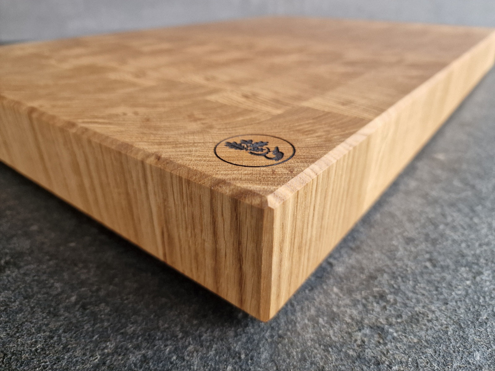 Spessartbrett Logo im Detail bei einem Eiche Stirnholz Block.