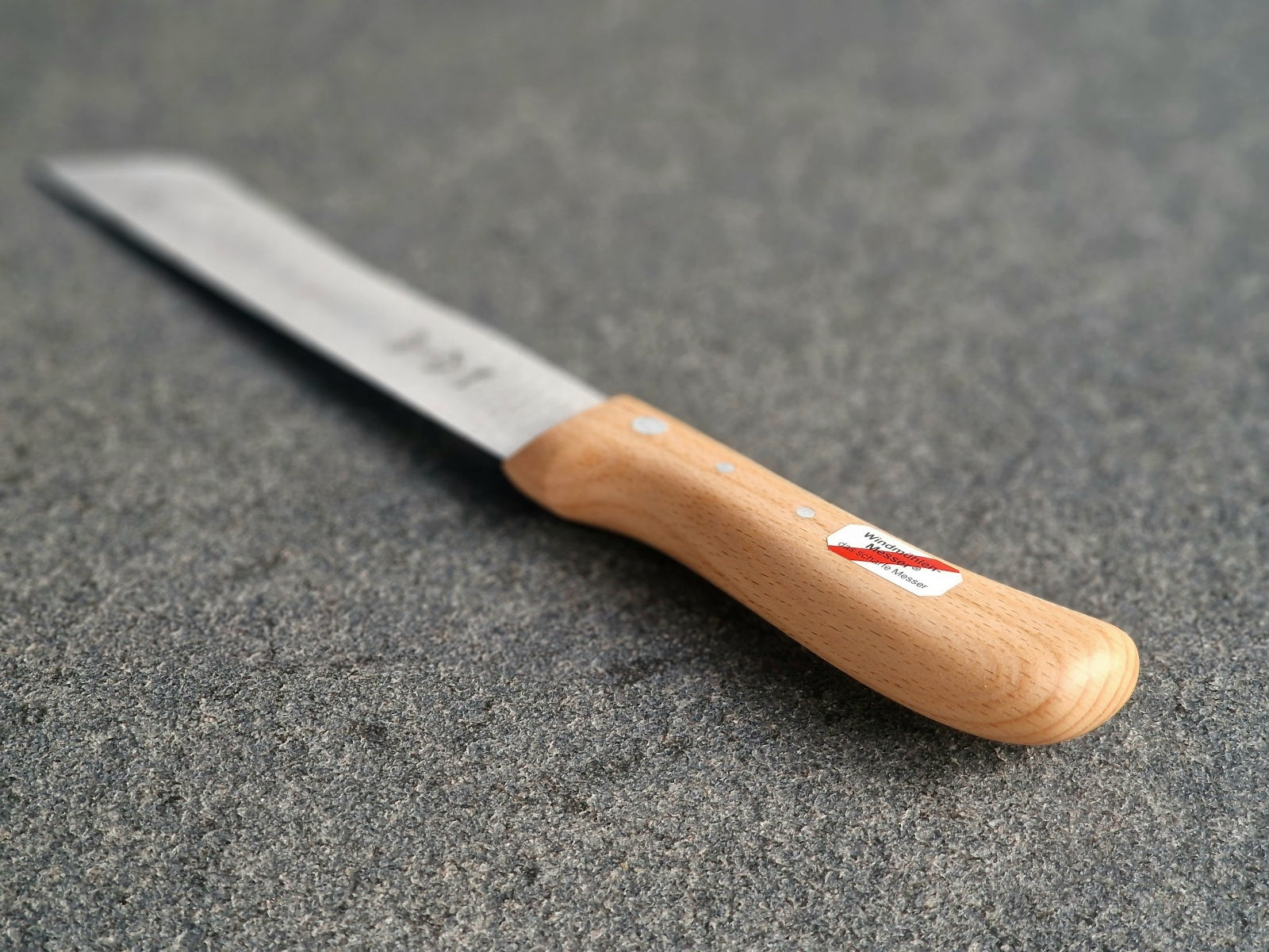 Carbon Brotmesser mit glatter Schneide und Rotbuche Holzgriff.