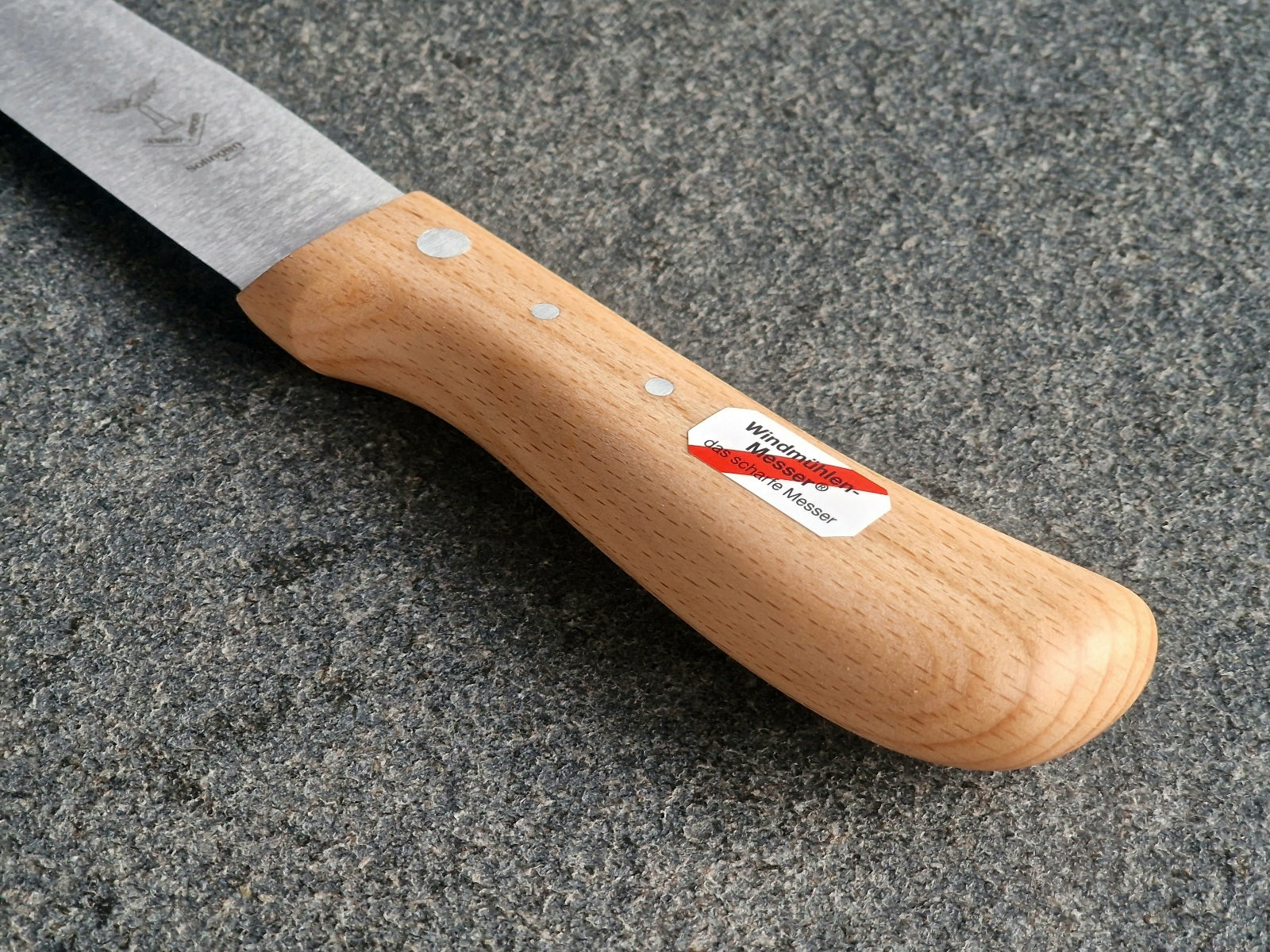 Rotbuche Griff eines Brotmesser von Windmühlenmesser im Detail.