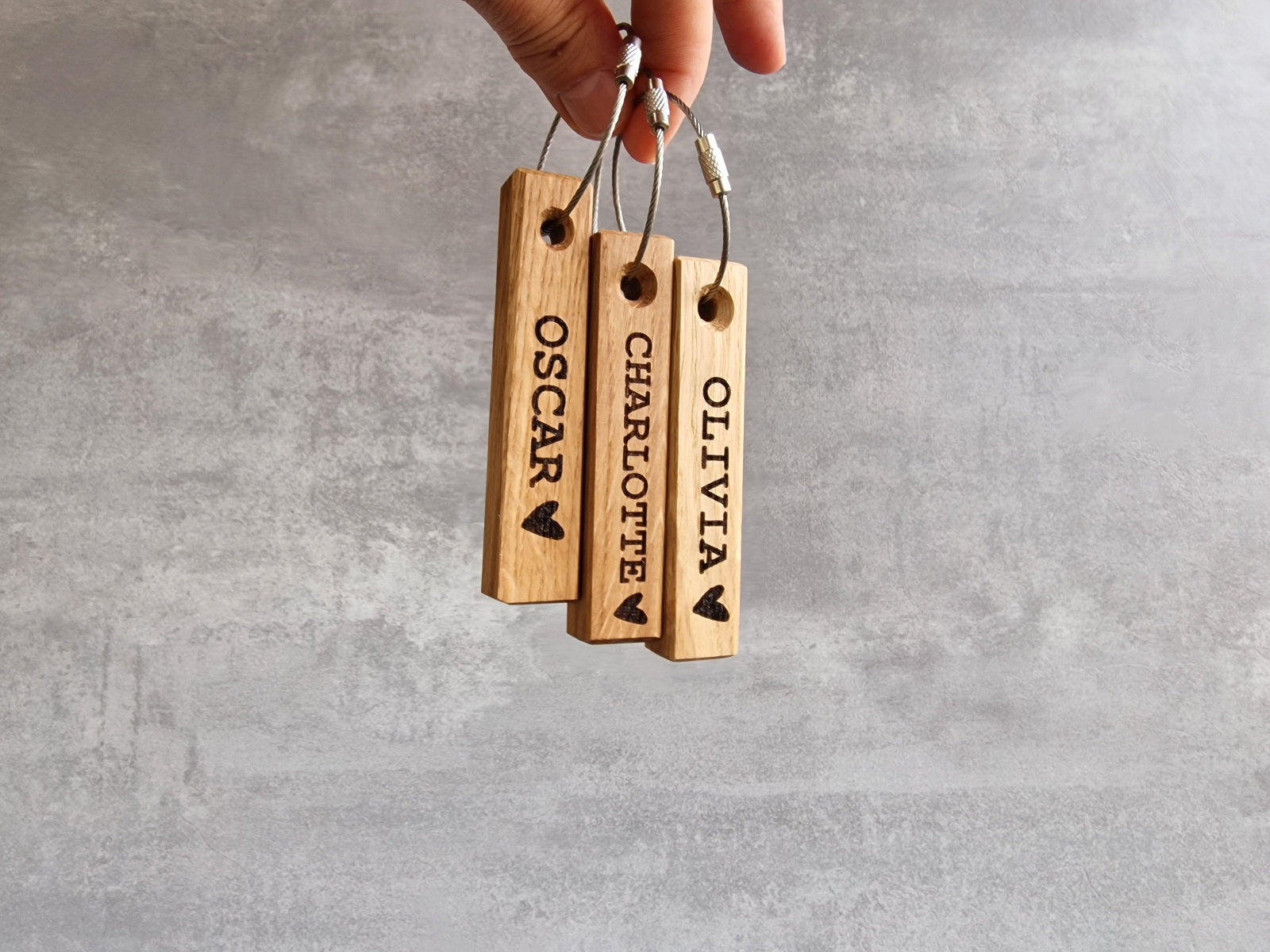 Schlüsselanhänger aus Holz mit individueller Lasergravur Ihres Wunschnamens.