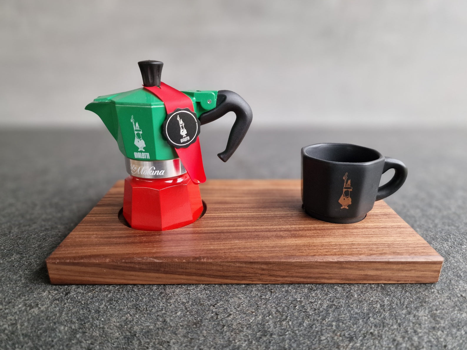 Moka Espressokocher und schwarze Tasse von Bialetti