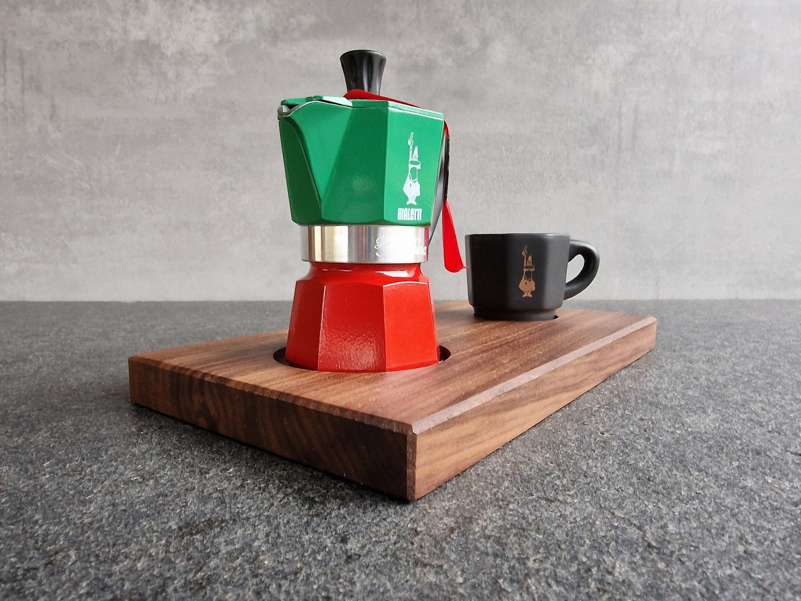 Bialetti Espressokocher Tricolore für 1 Tasse mit einer Bialetti Espressotasse und einem edlem Nussbaumtablett