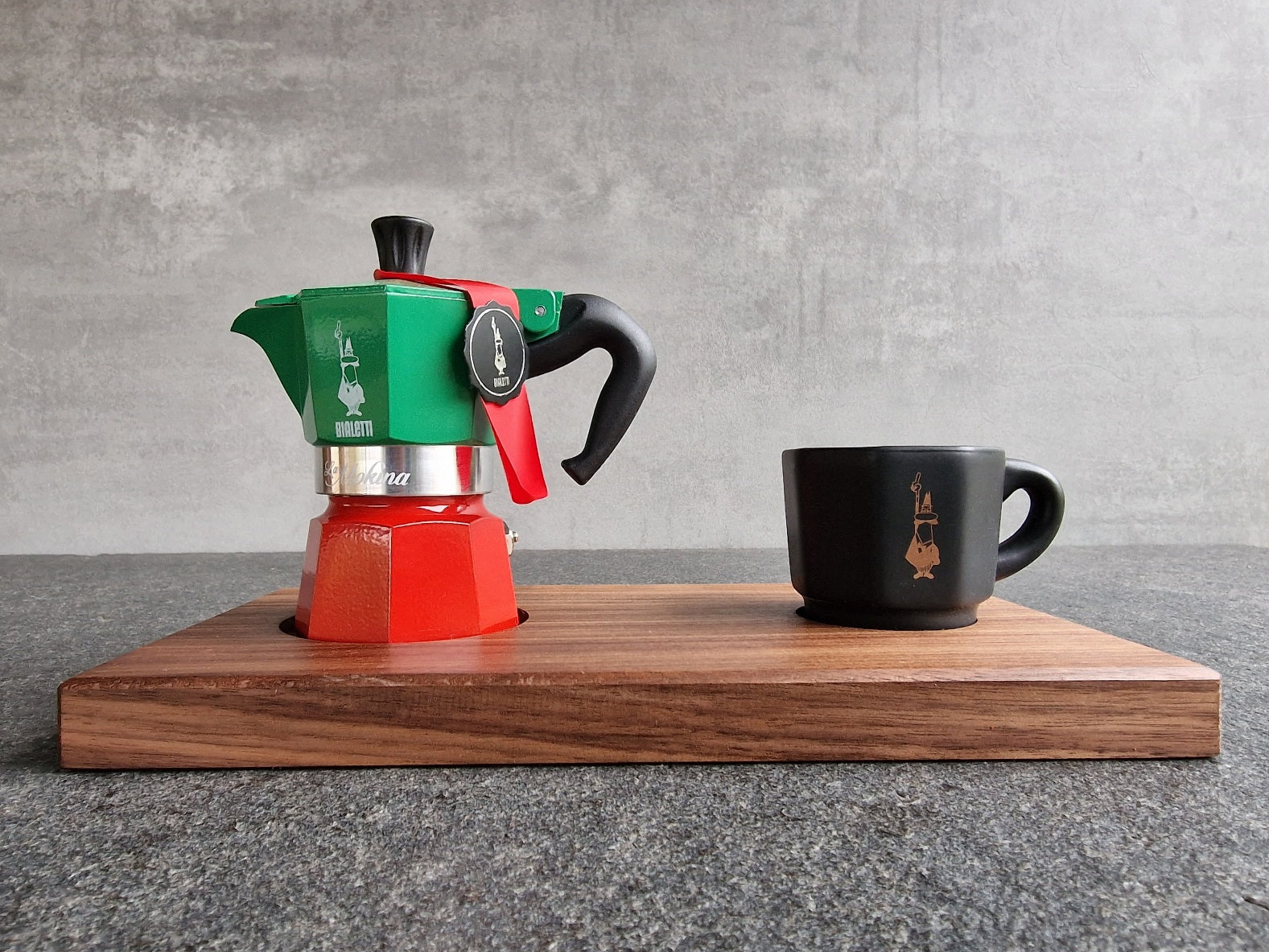 Set: Bialetti Espressokocher und eine schwarz Bialetti Espressotasse auf einem Nussbaum-Holztablett