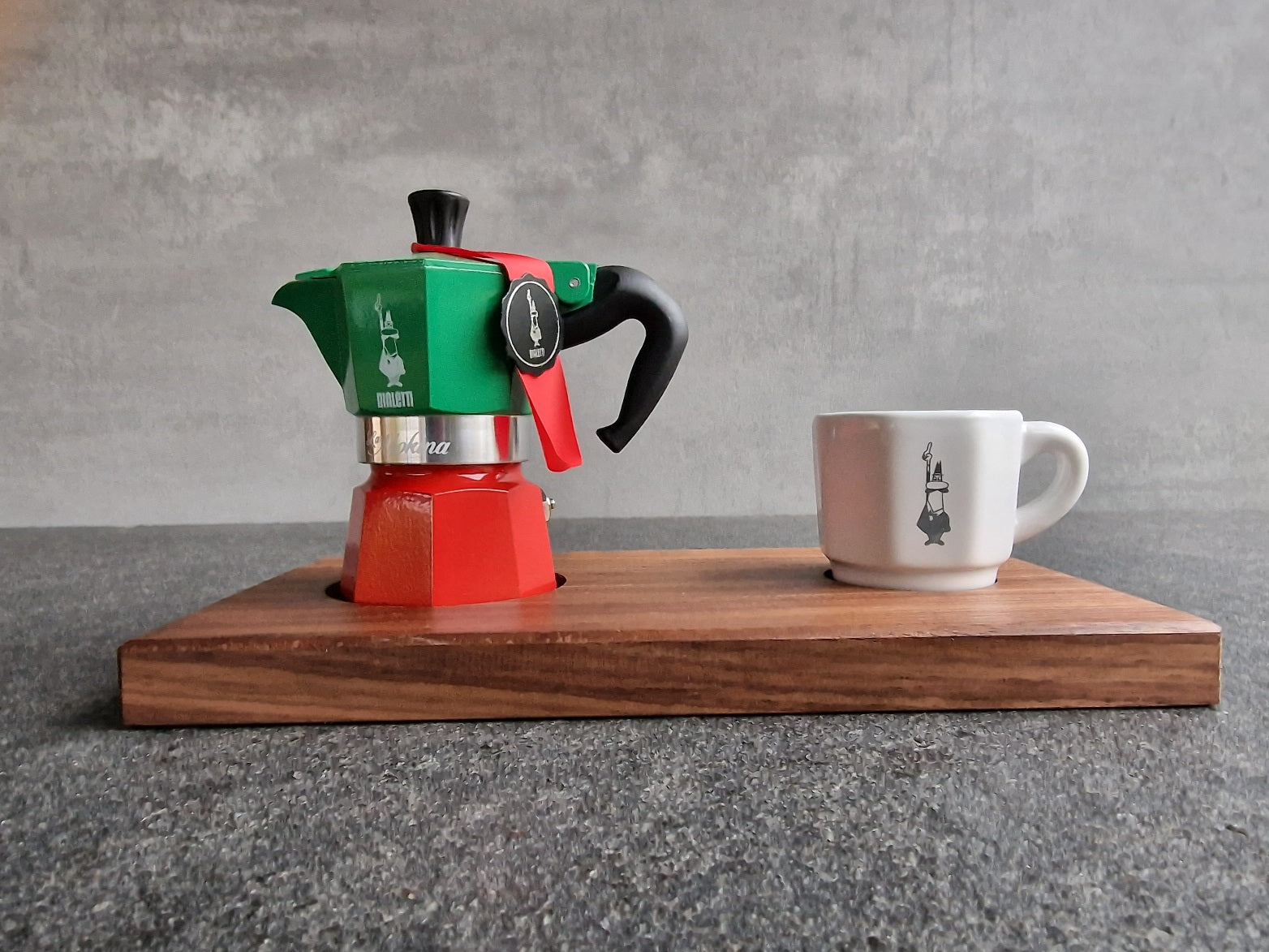 3-tlg. Set:Bialetti Espressokocher und eine schwarz Bialetti Espressotasse auf einem Nussbaum-Holztablett