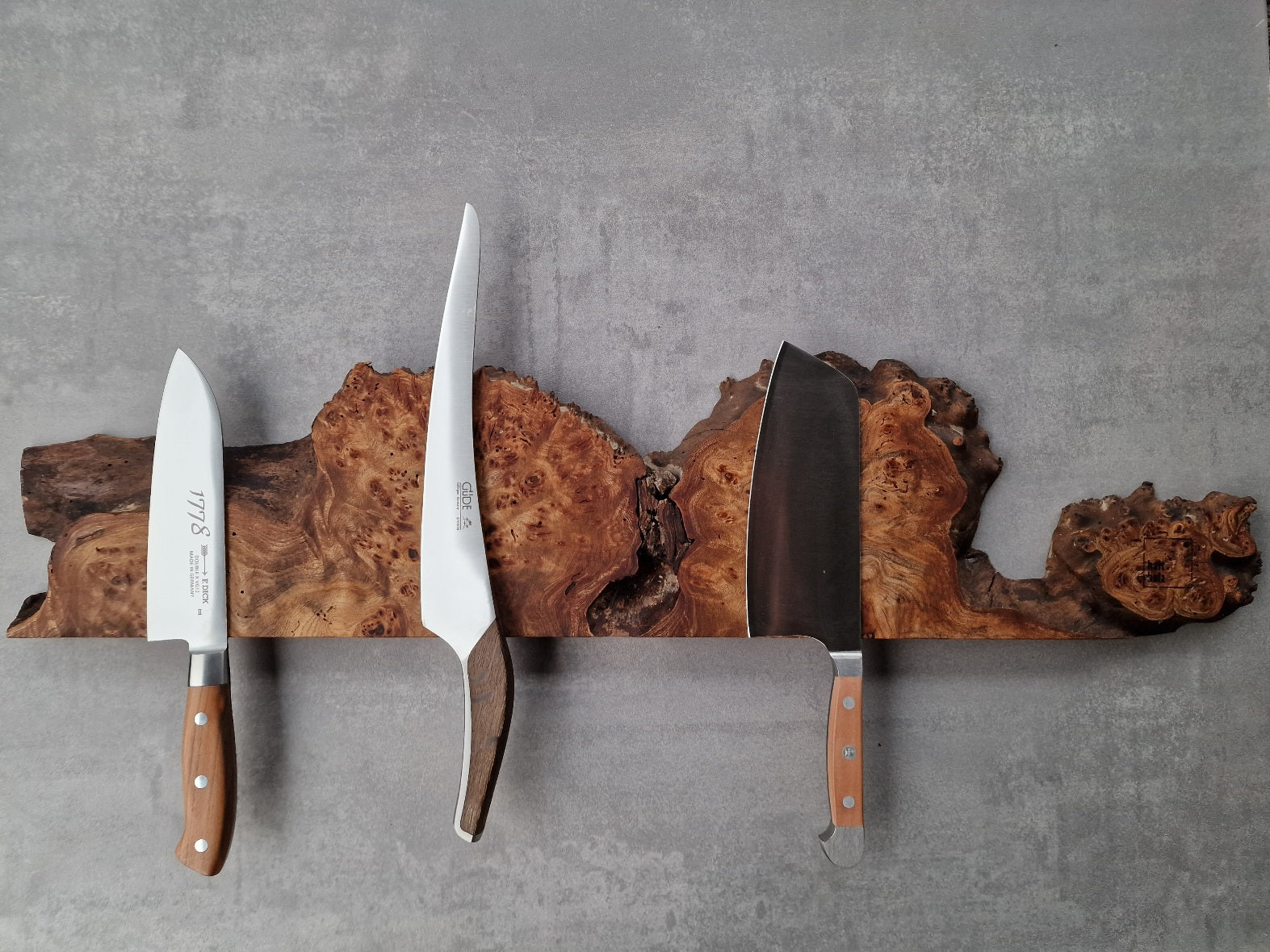 Großer Messerhalter aus Maserulme für 7 Kochmesser in natürlicher Form. Mit je einem Kochmesser von DICK und Güde.