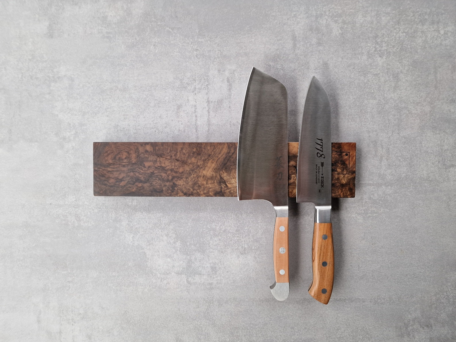 Messerhalter aus kaukasischem Maser Nussbaum mit einem Santoku Messer von Güde und Dick.