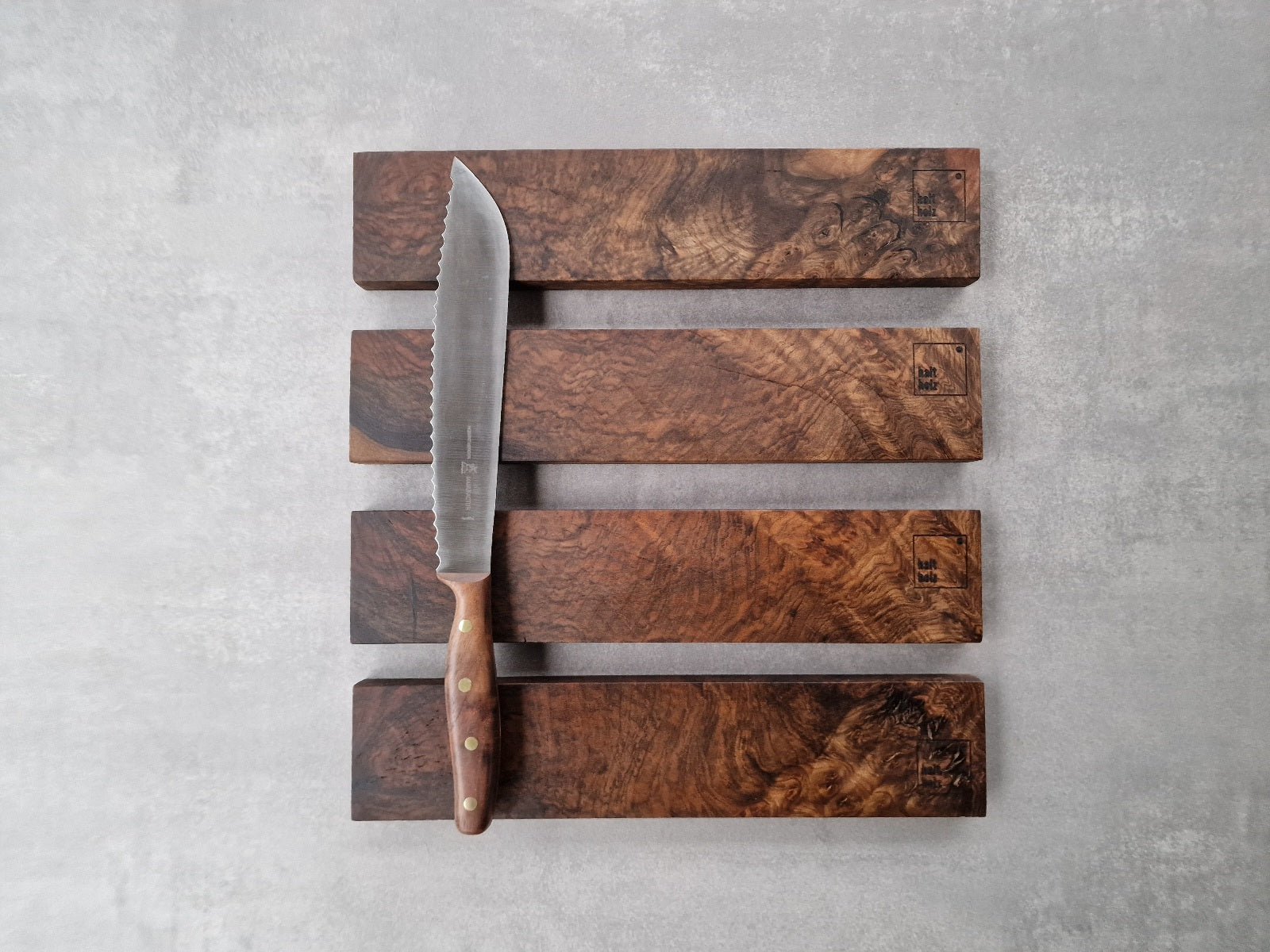 4 verschiedene magn. Wandmesserhalter für je 5 Messer, aus kaukasischem Masernussbaum mit einem Kochmesser von Windmühlenesser.