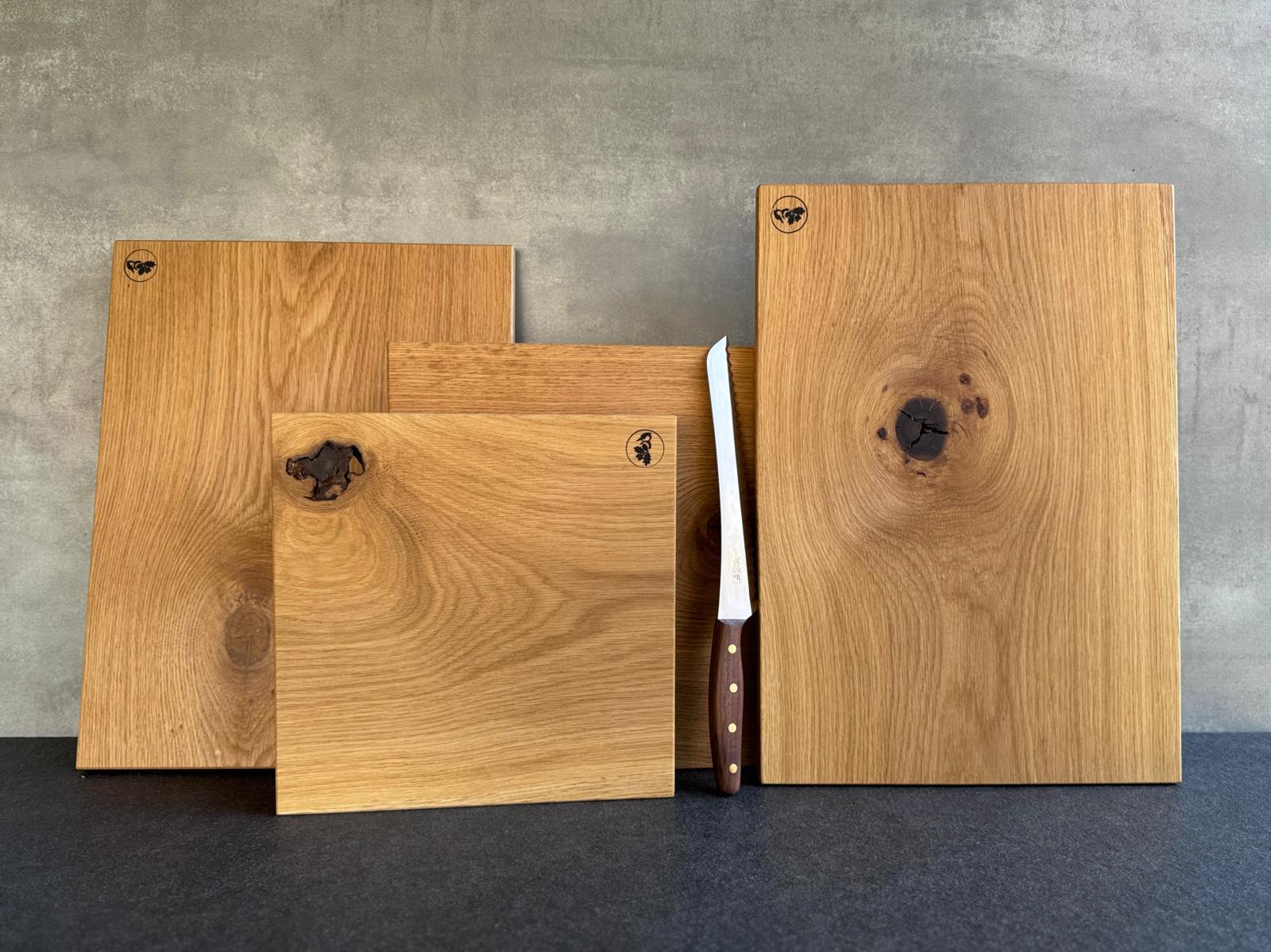 Verschiedene Eichenbretter aus einem Stück mit Astloch