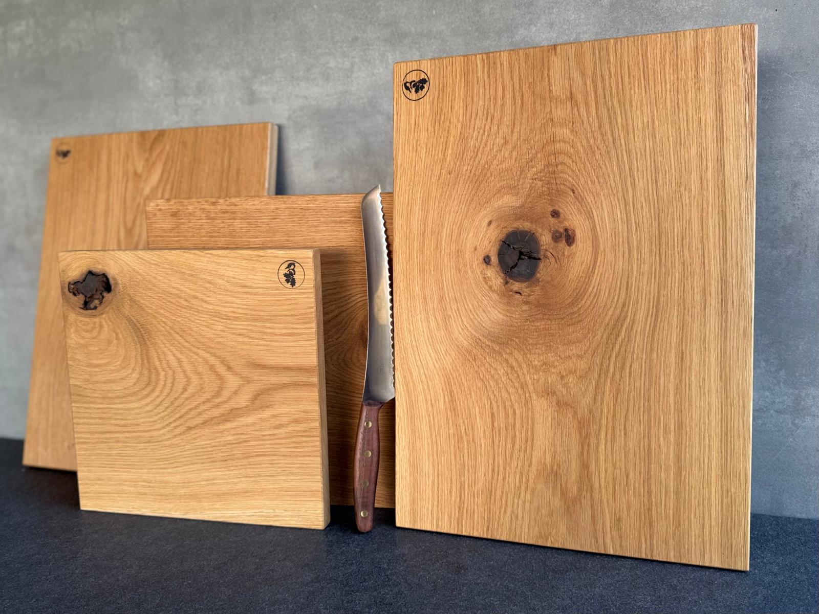 Astloch im Detail bei 4 verschiedenen Holzbrettern aus einem Stück Eiche