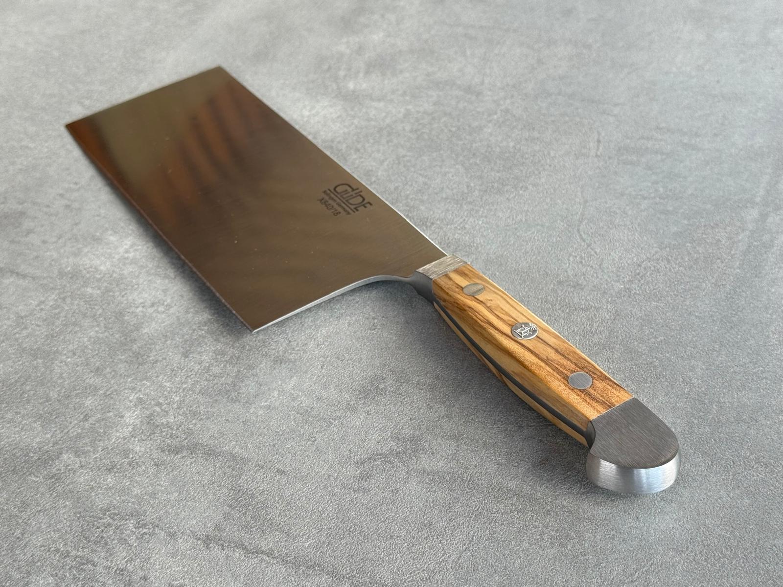 Feines Hackmesser von Güde mit einem Griff aus samtigem Olivenholz.