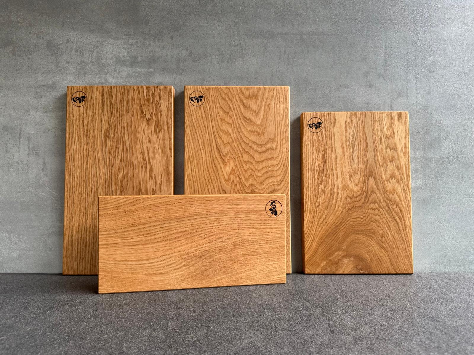 Massive Holzbretter in verschiedenen Größen mit gerader Kante, rustikal im Studio fotografiert.