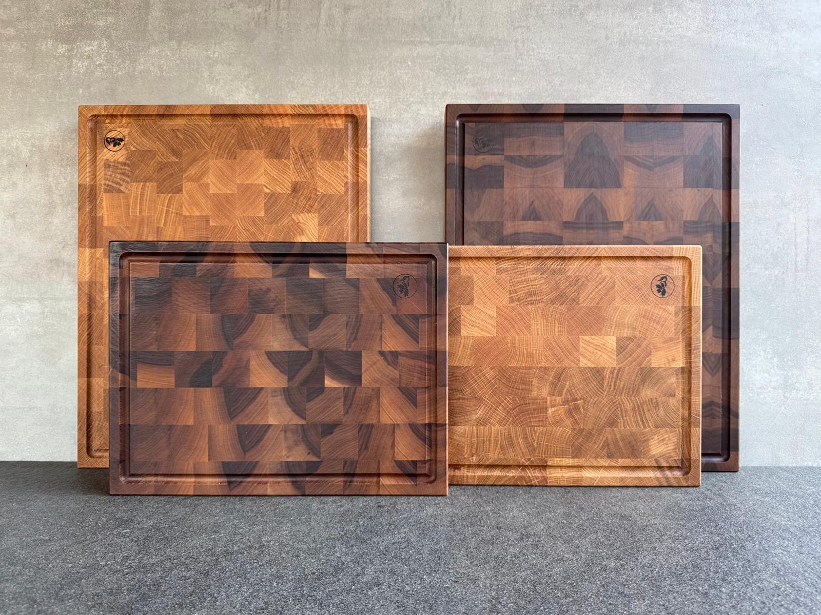 Schneidebretter mit Saftrille und Griffmulden in Eich und Nussbaum Stirnholz - in 2 Größen.