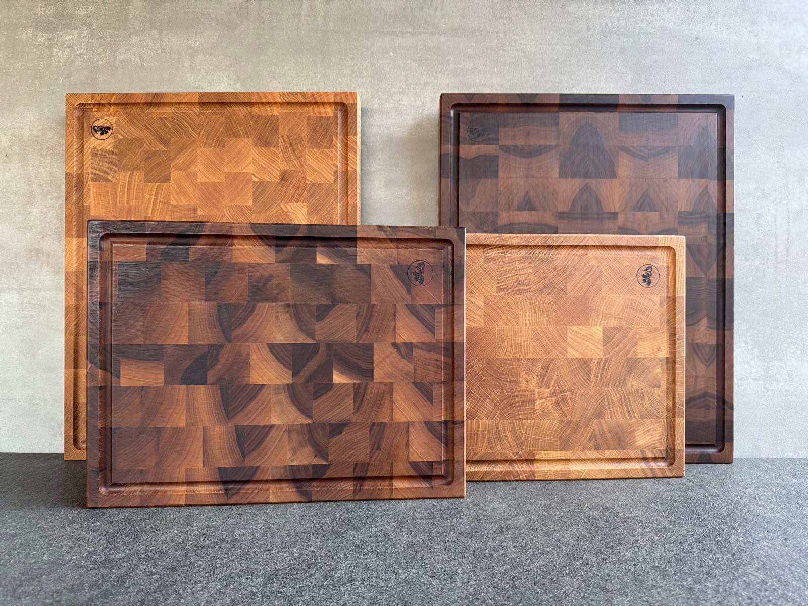 Verschiedene Schneidebretter mit Saftrille und Griffmulden in Eich und Nussbaum Stirnholz - in 2 Größen.