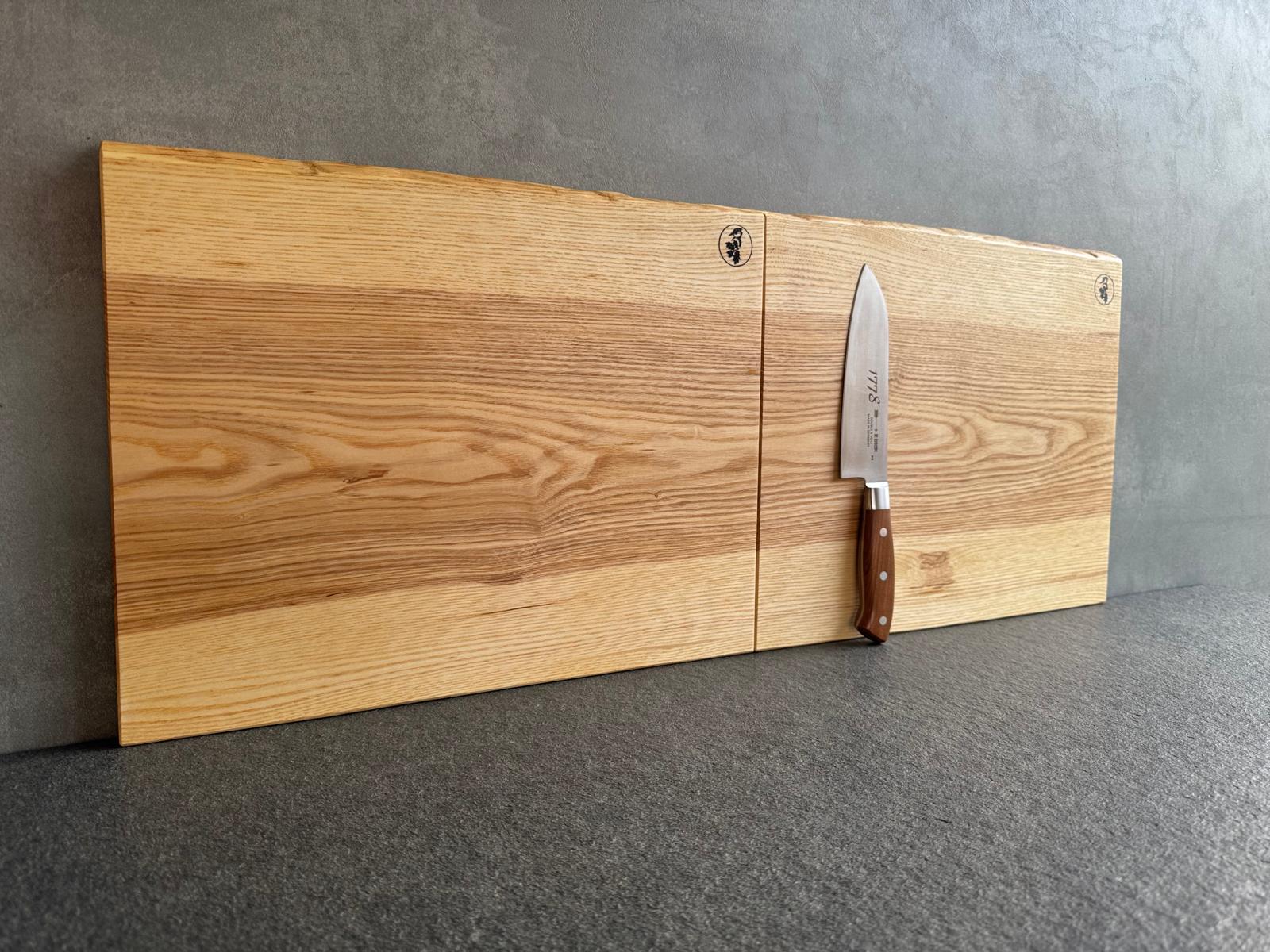 Perfektes Hochzeitsgeschenk aus echtem Holz: Schneidebretter aus Esche mit einer Baukante.