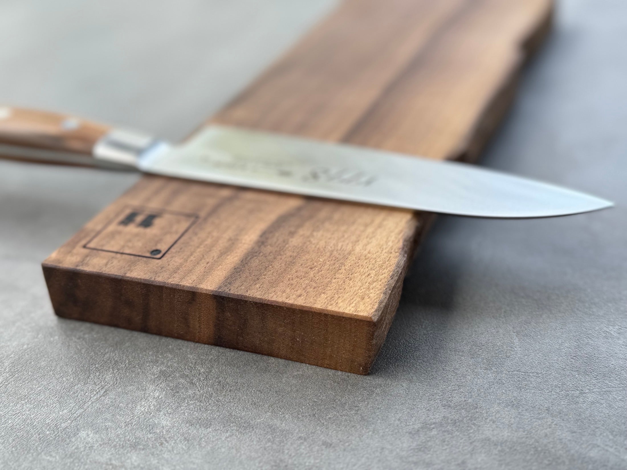 Detailansicht der Baumkante bei einem Messerhalter.