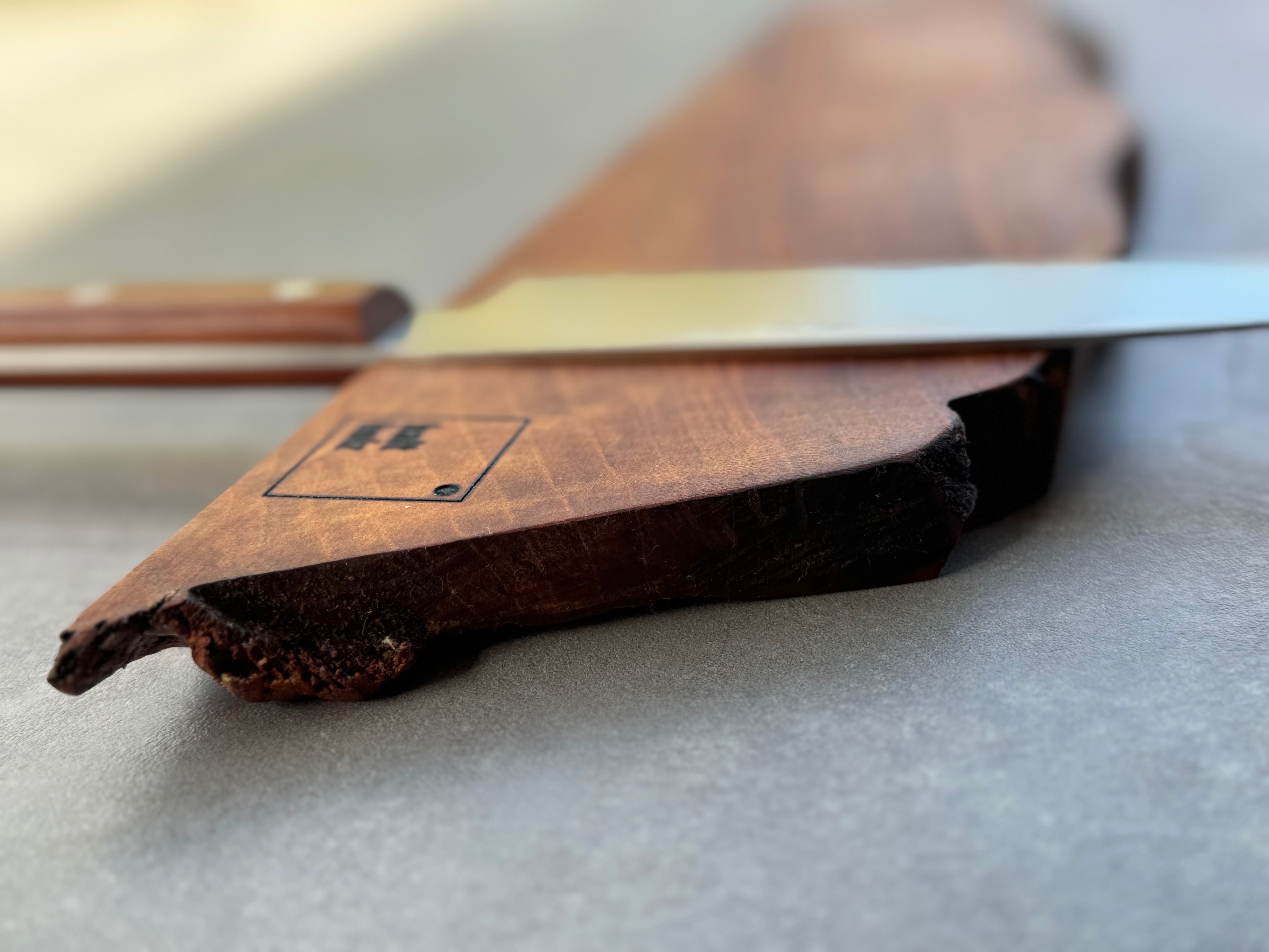 Organischer Form und Baumkante im Detail bei einem Messerhalter.