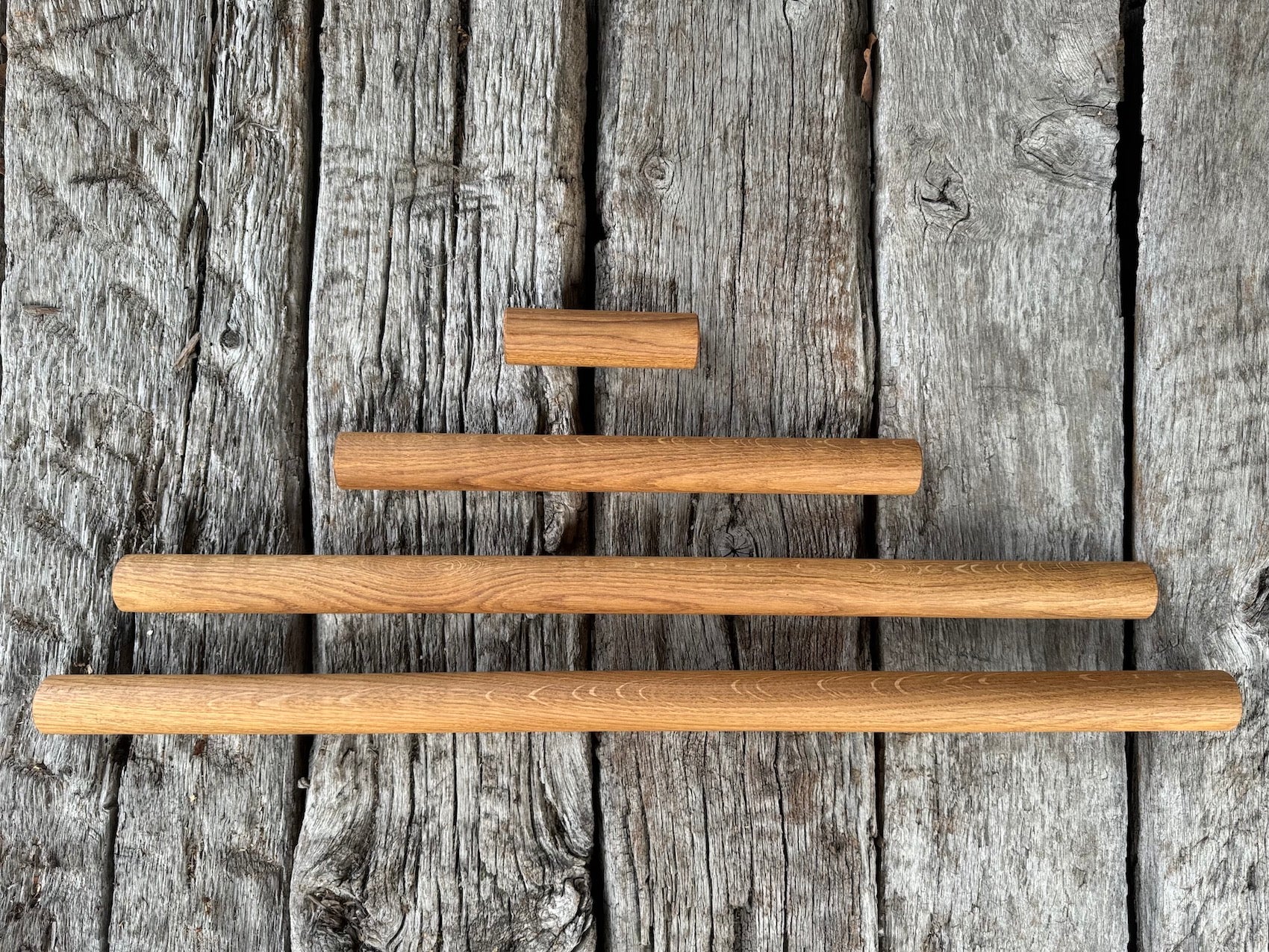 Verschieden lange Teigrollen / Nudelhölzer aus Eichenholz mit einem Durchmesser von 4 cm.