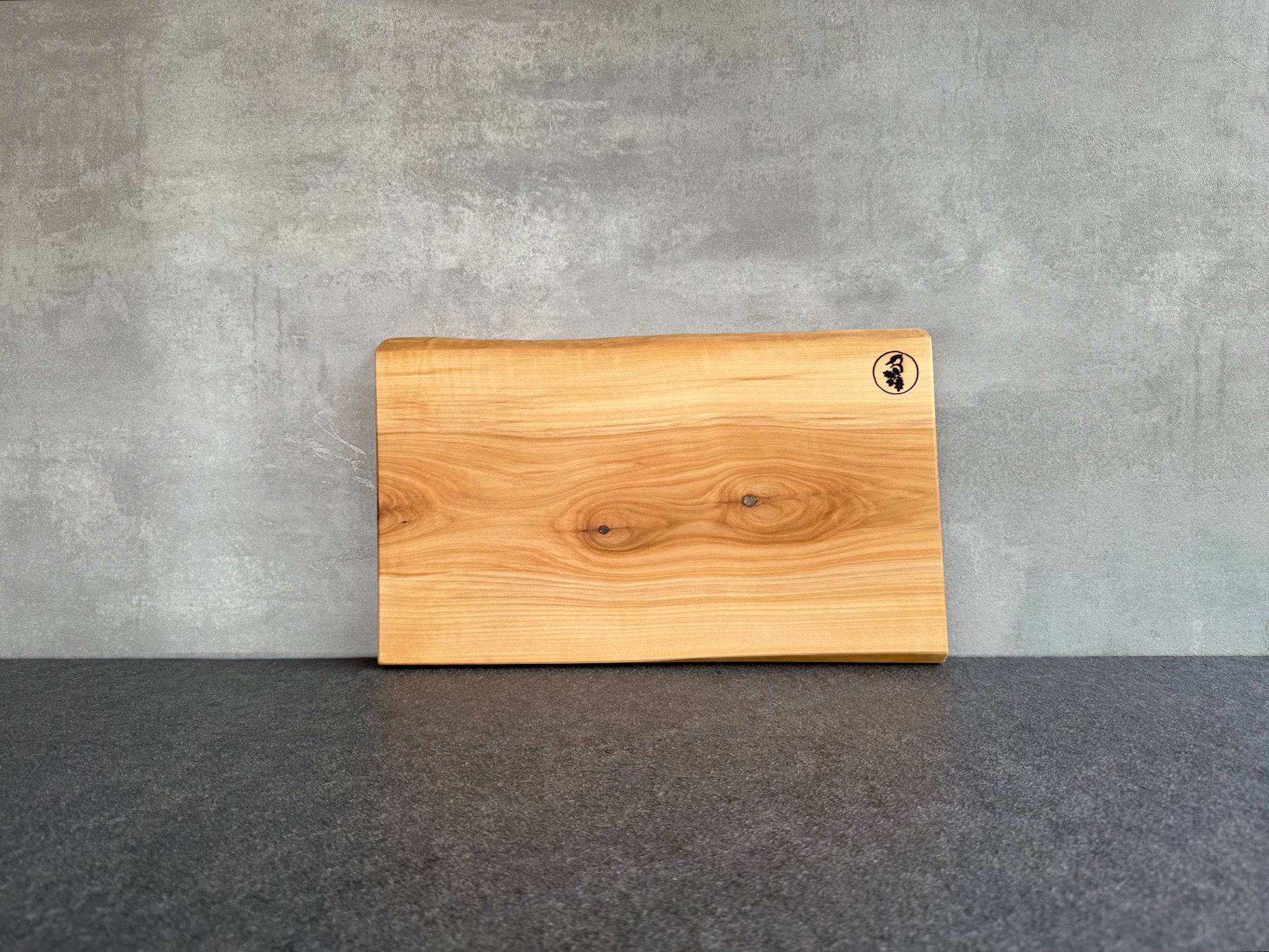 Schneidebrett aus Vogelbeere mit Baumkante