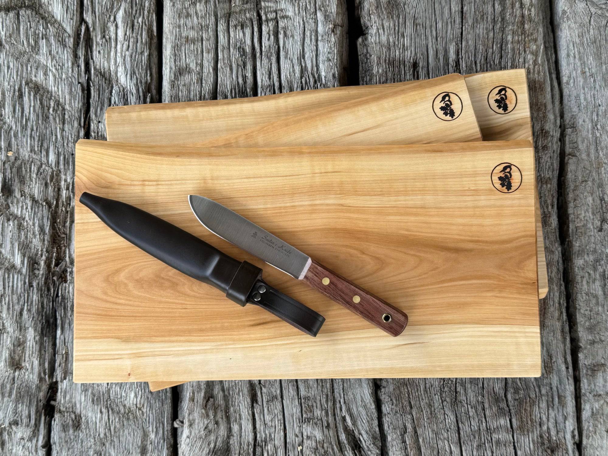 Vogelbeere Bretter. 3 Stück auf alten Eichenbalken mit einem Seilers Knife von Güde mit Lederscheide.