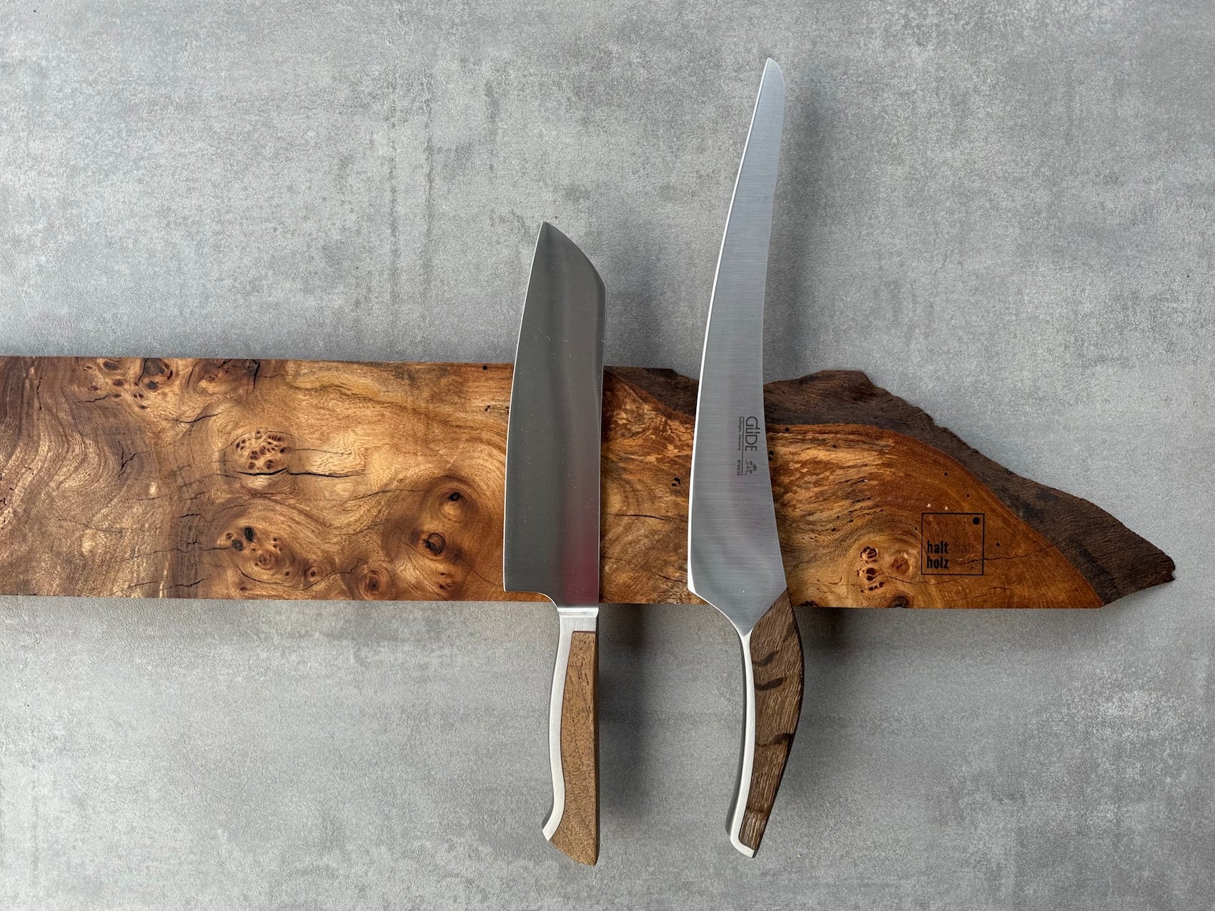 Maser Rüster Messerhalter mit einer dezenten Baumkante und mit 2 Santoku Messer von Güde.