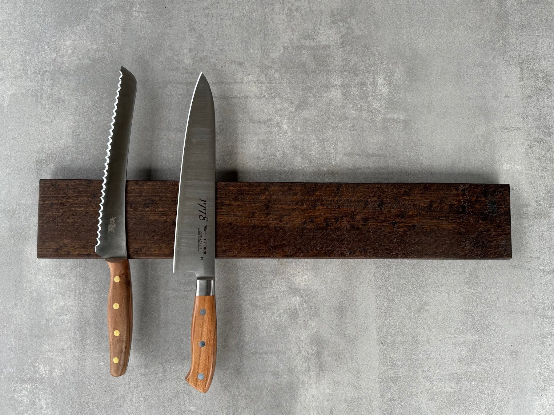 Dunkle Räuchereiche Magnet Messerleist für bis zu 10 Messer. Dekorier mit einem Windmühlenmesser Brotbeidhänder und einem Dick Kochmesser 1778.