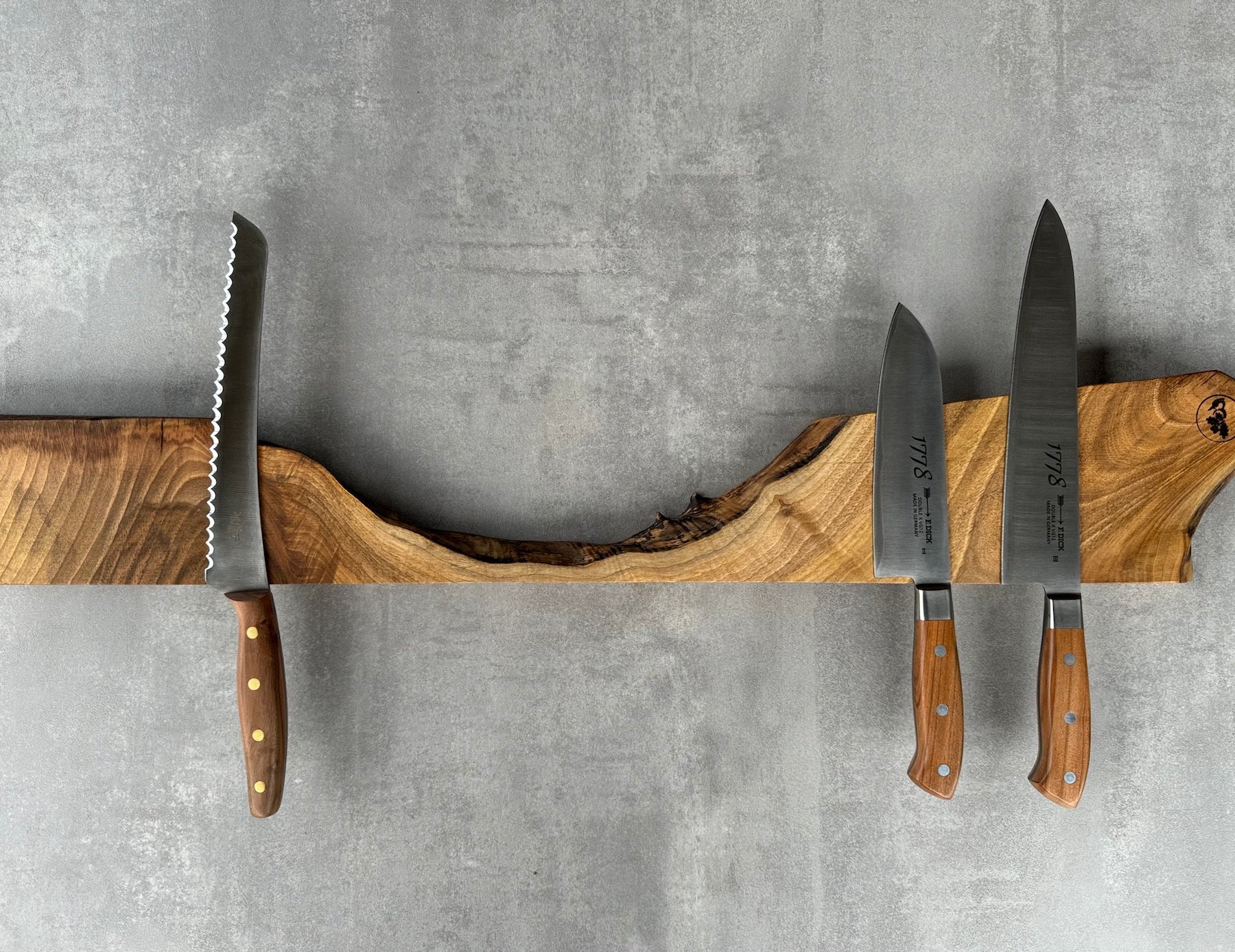 Formschöner symmetrischer Wand Messerhalter für 6 Kochmesser. Dekoriert mit einem Brotbeidhänder von Windmühlenmesser und 2 Dick Kochmesser 1778.