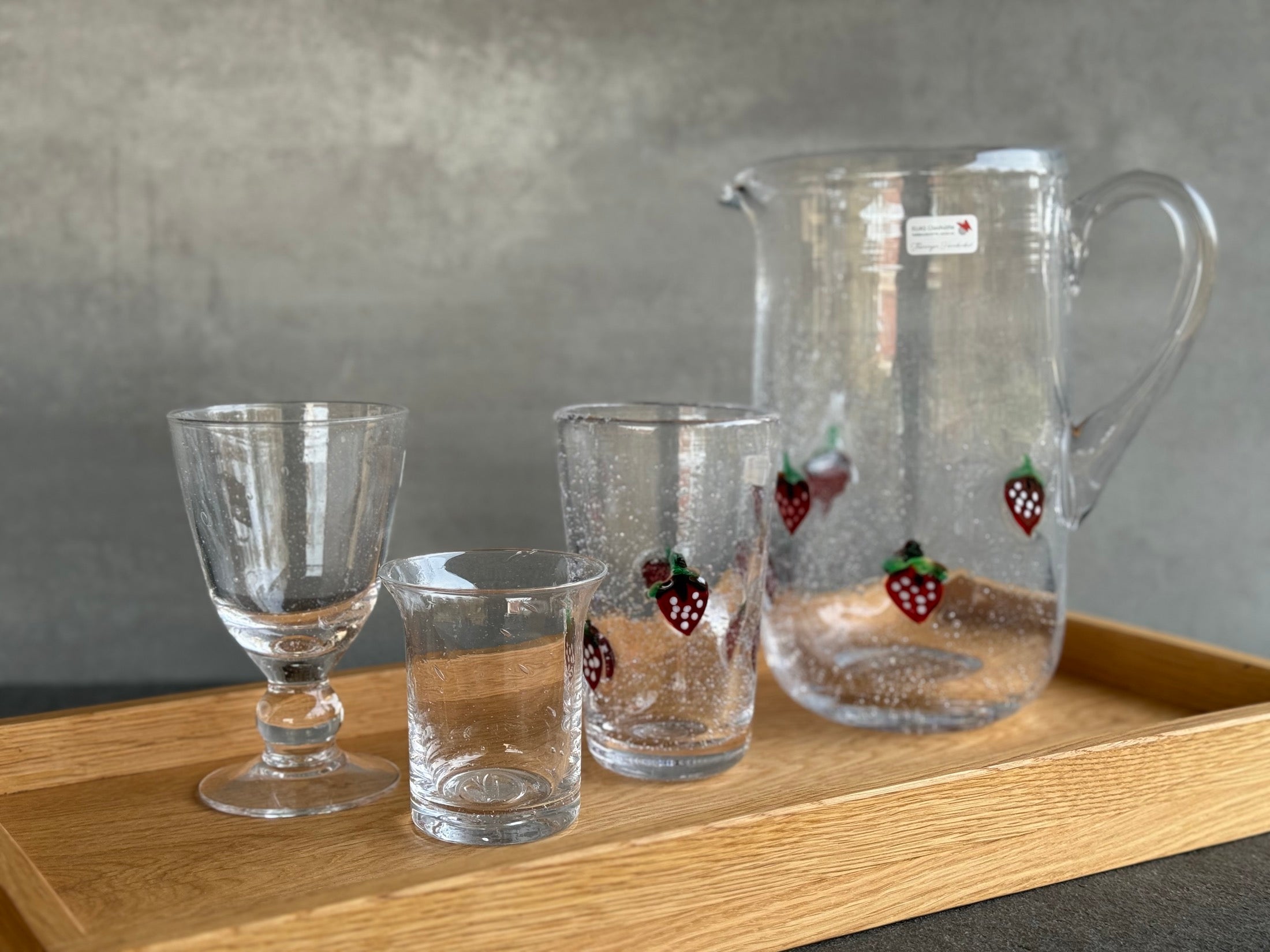 Handgemachte Glasvariation aus der Glashütte Lauscha. Weinglas, Wasserglas. Wasserkrug mit Erdbeeren.