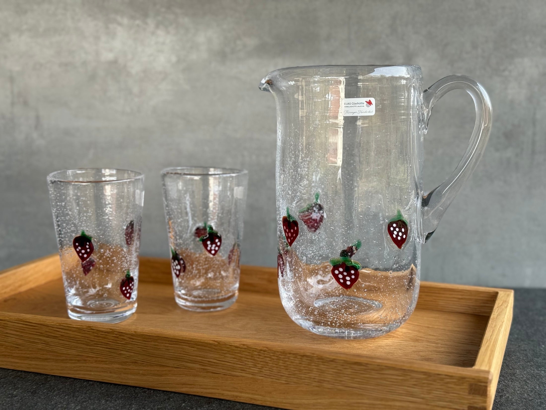 La Fresa Serie aus der Lauscher Glashütte: Wasserkrug und 2 Wassergläser aus Antikglas mit Erdbeeren.