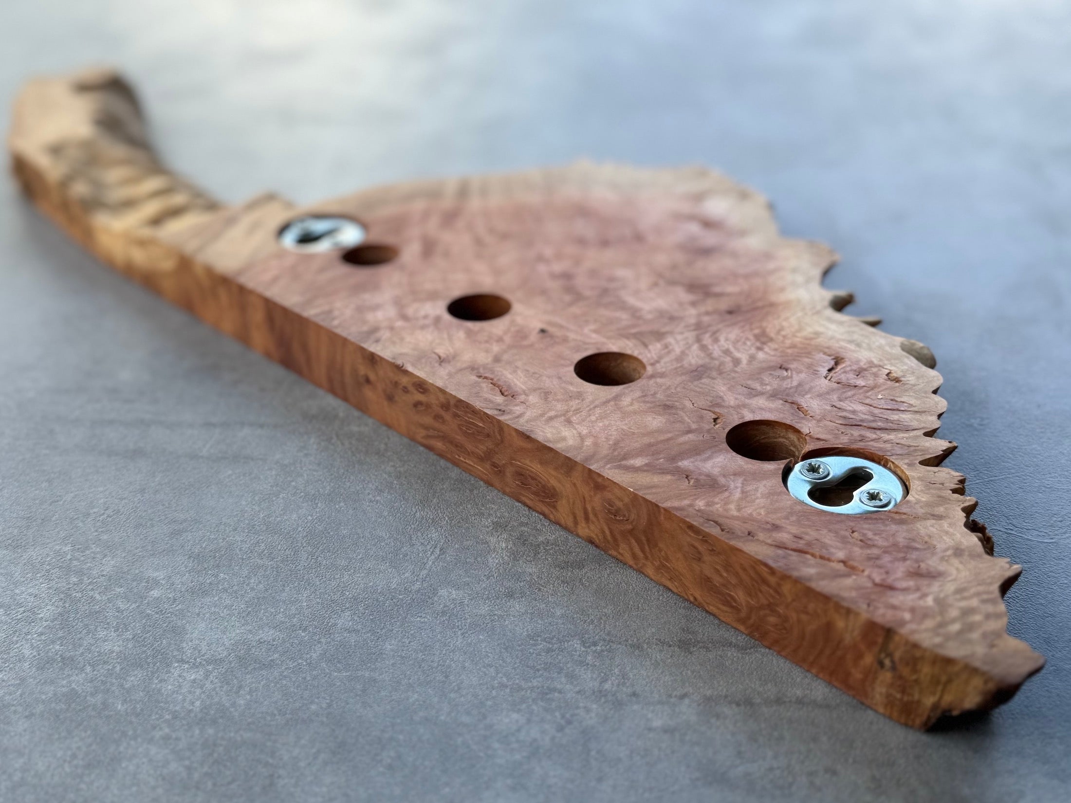 Die Rückseite eines magnetischen Messerhalters für die Wand von Spessartbrett. Aus Holz in Knollenform.