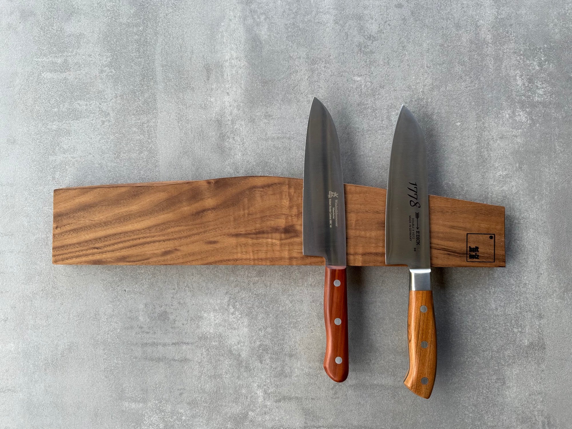 Magnetischer Messerhalter aus Nussbaum für die Wand für 7 Messer. Dekoriert mit zwei Dick 1778 Kochmesser.