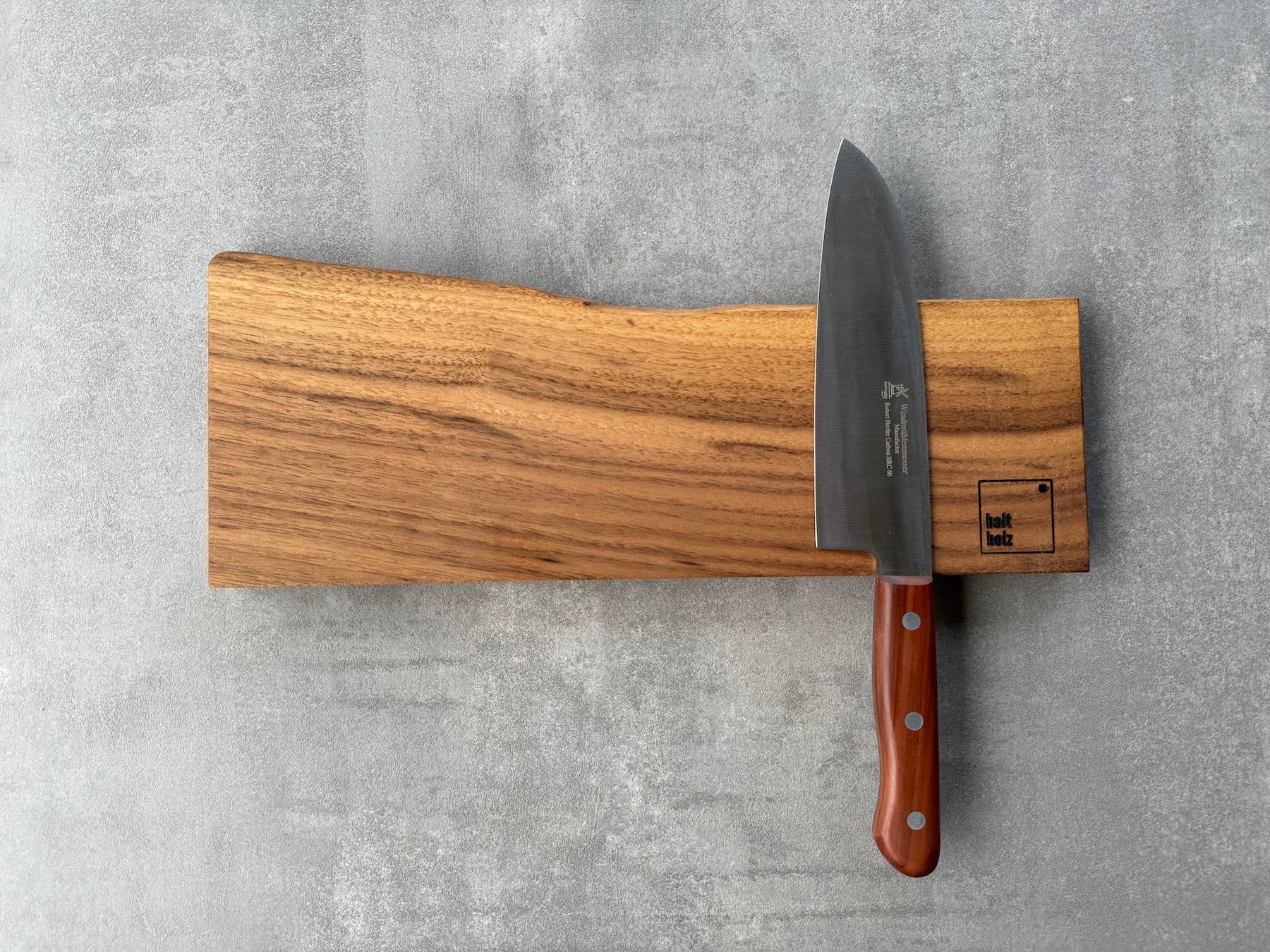 Nussbaum Messerhalter für die Wand für 4 Messer. Dekoriert mit einem Santoku Messer von Windmühlenmesser.