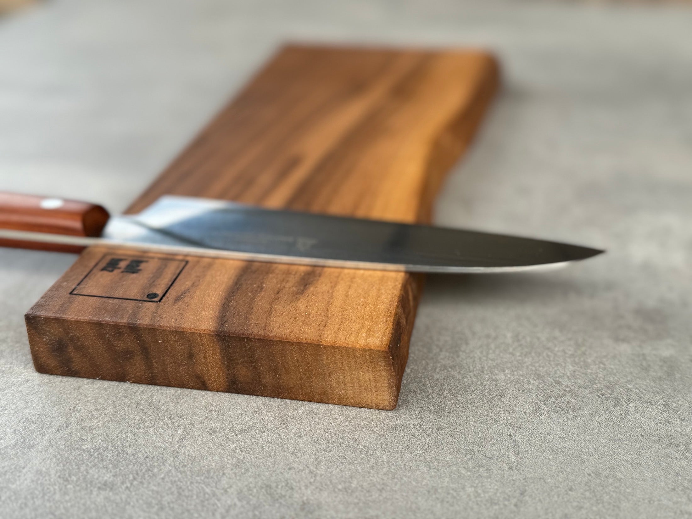 Detailansicht Messerhalter aus Nussbaum.