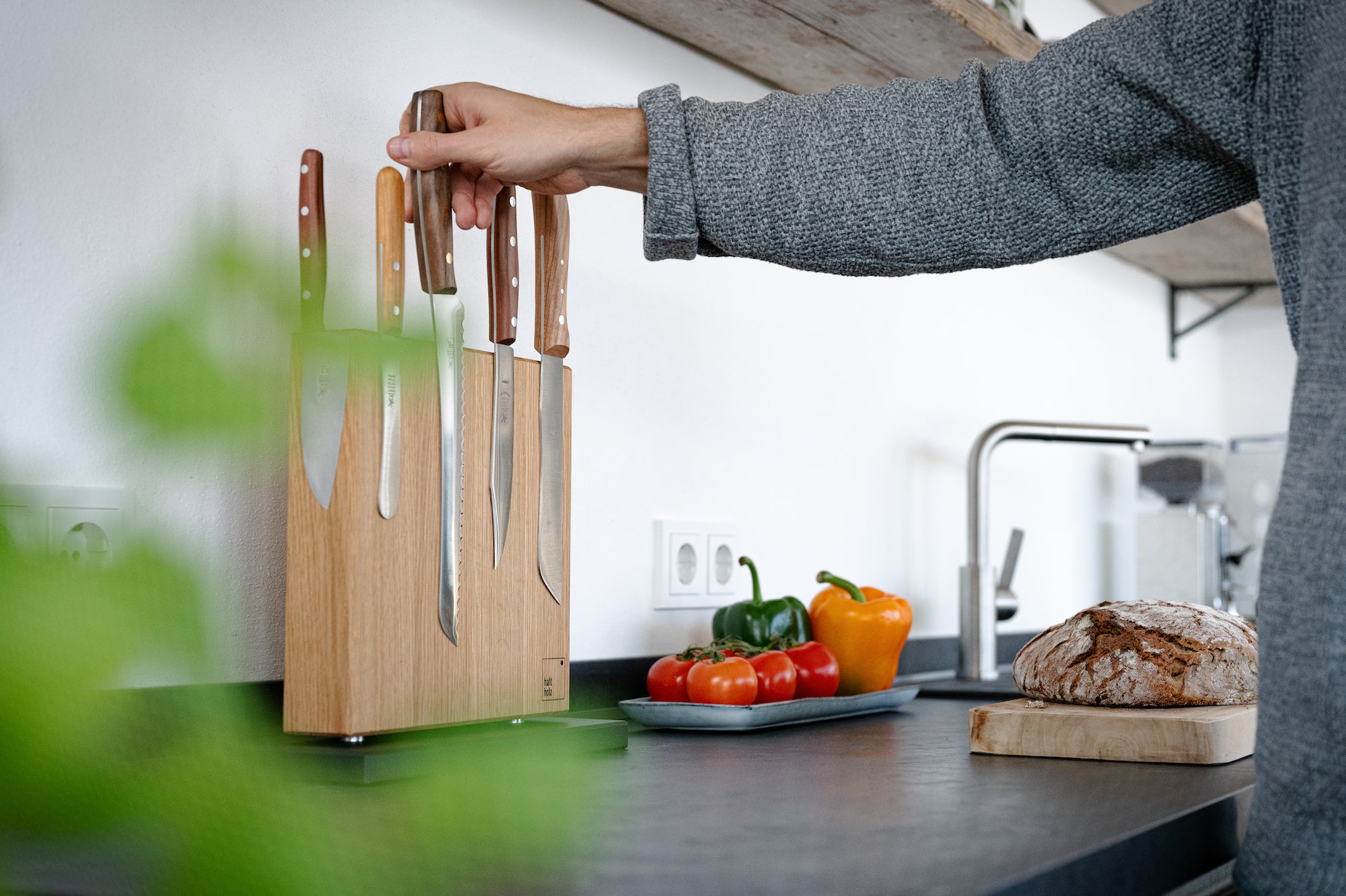 Eiche Magnetmesserhalter mit schwarzem Stahlsockel und Kochmesser von Windmühlenmesser in einer Küche