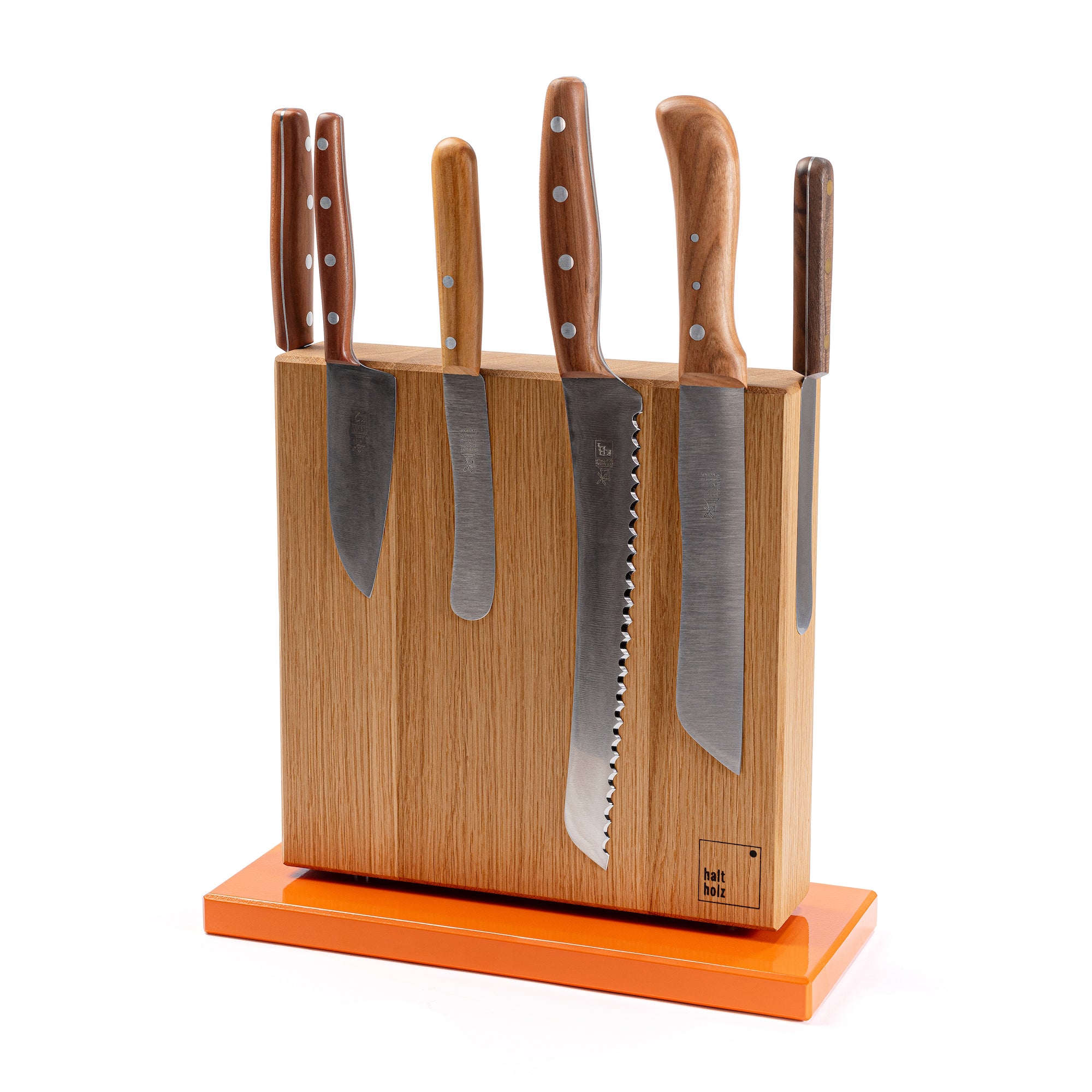 Messerhalter von Haltholz in Eiche mit orangenem Stahlsockel und Kochmesser von Windmühlenmesser.