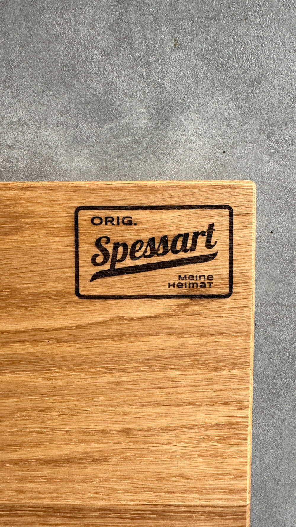 Detailaufnahme von einem Eiche Schneidebrett mit original Spessart, meine Heimat, Logo