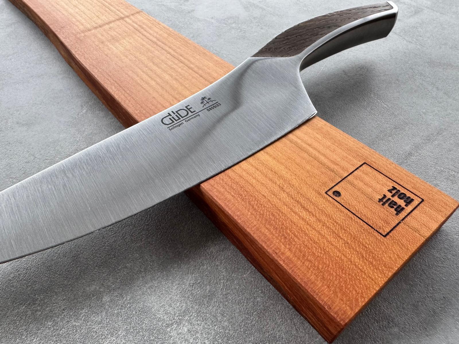 Detail einer dezenten Baumkante bei einer Messerleiste aus Kirschbaum