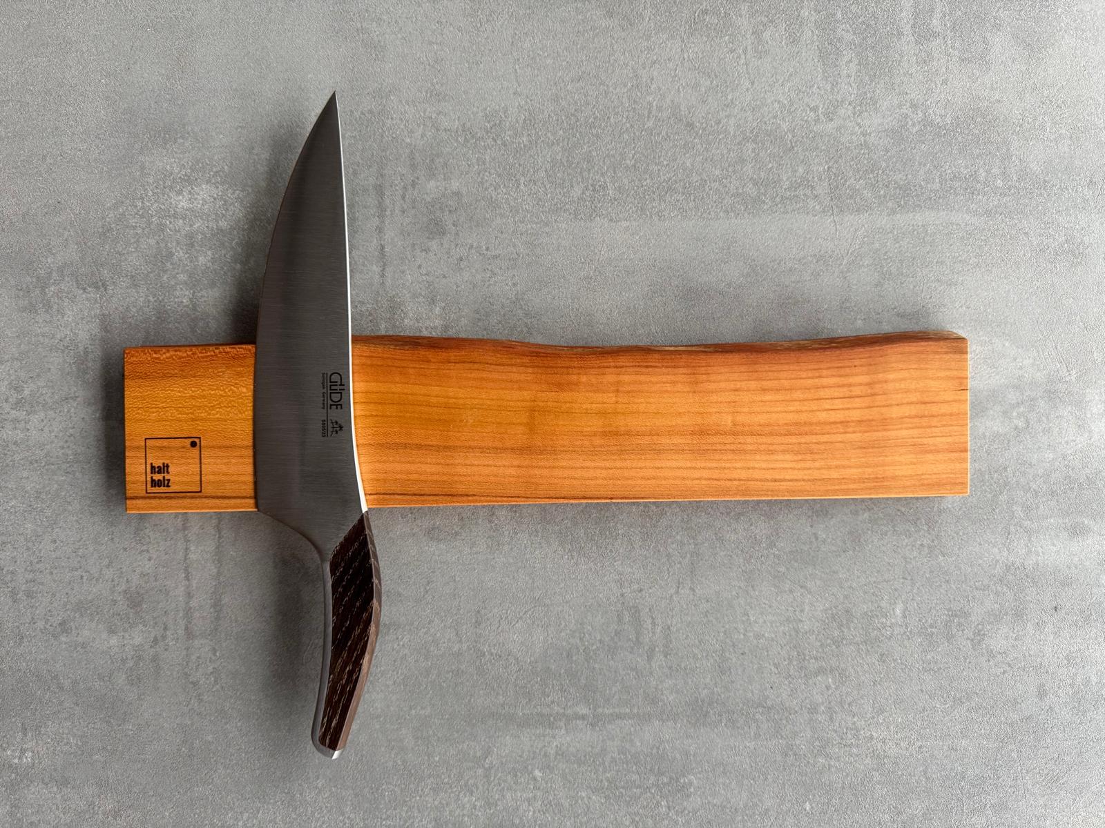Messerleiste aus Spessarter Kirschbaum mit Baumkante und Kochmesser von Windmühlenmessser.