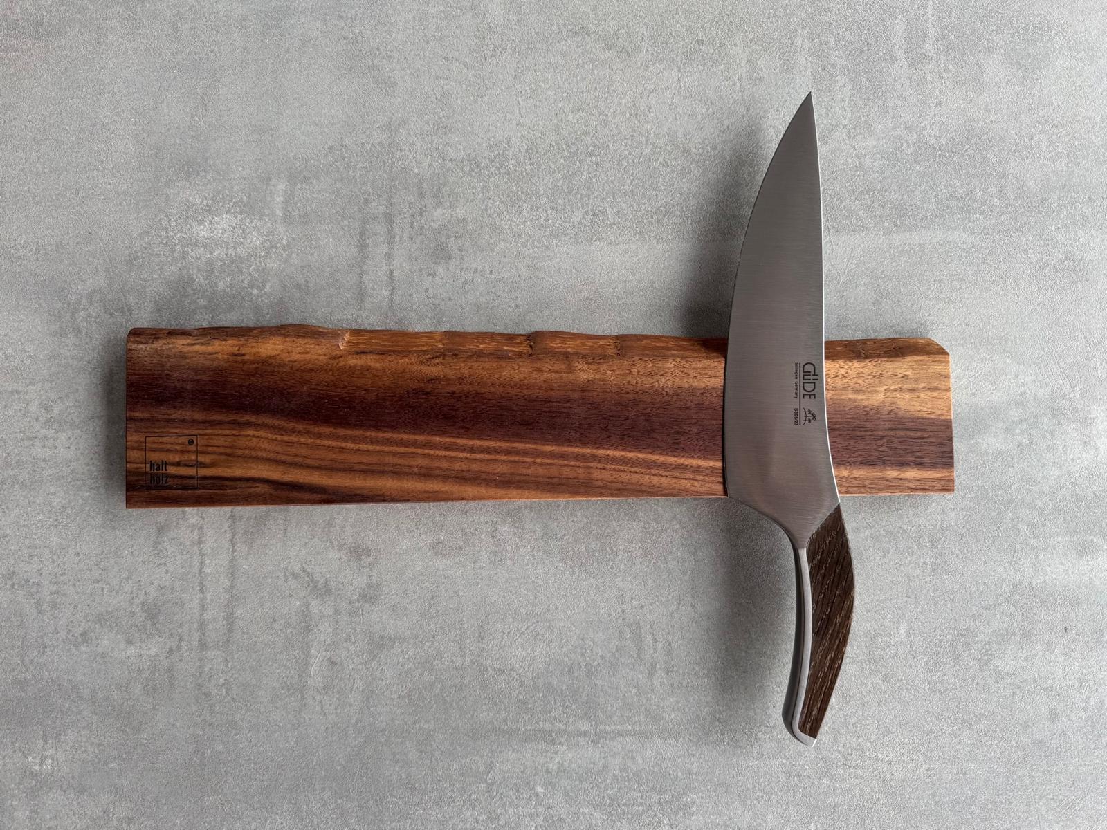 Wand Messerhalter aus amerikanischem Nussbaum mit einer Baumkante und einem Güde Kochmesser Synchro.