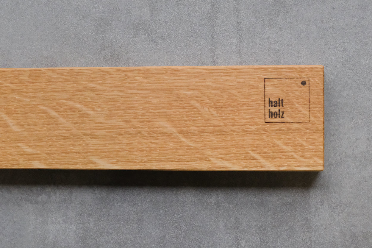 Nahaufnahme von einem magnetischen Wandhalter für Messer aus Eichenholz 