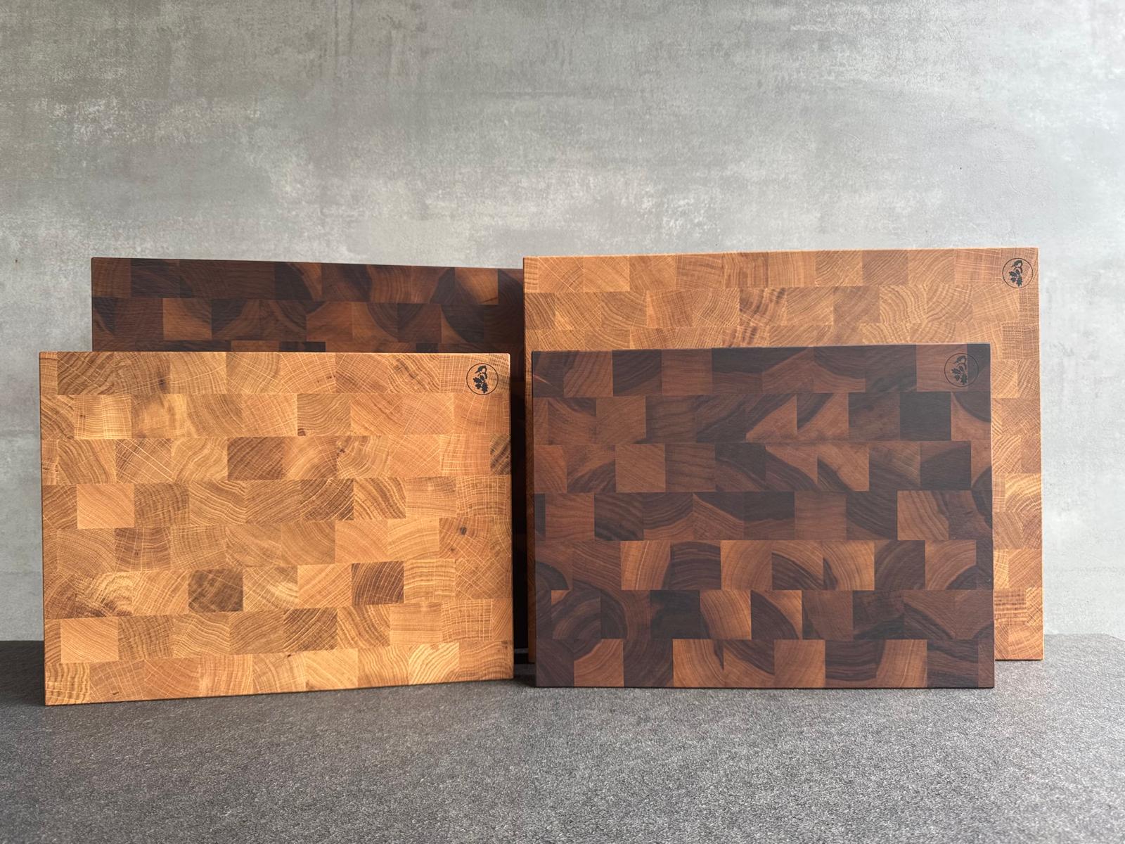 Stirnholz Schneideblöcke aus Eiche und Nussbaum in 2 verschiedenen Größen.
