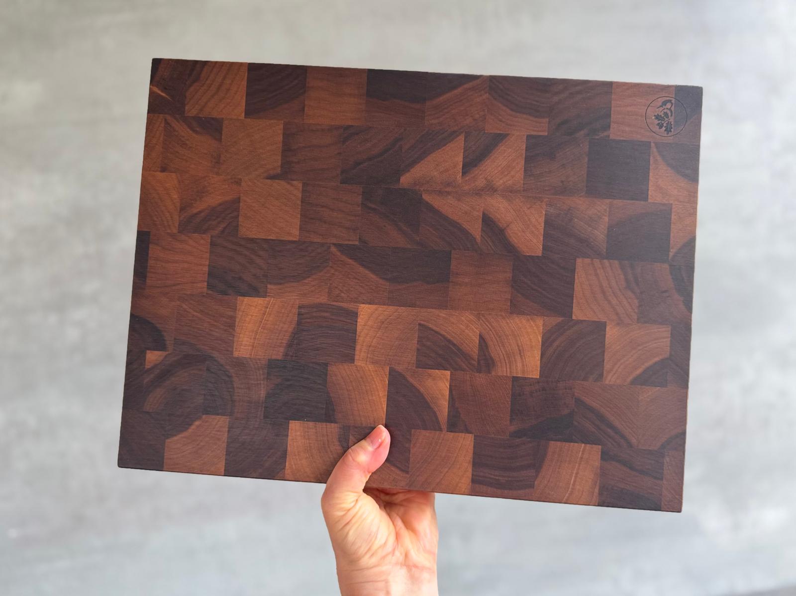 40 cm breiter Nussbaum Stirnholz Schneideblock, 4 cm dick.